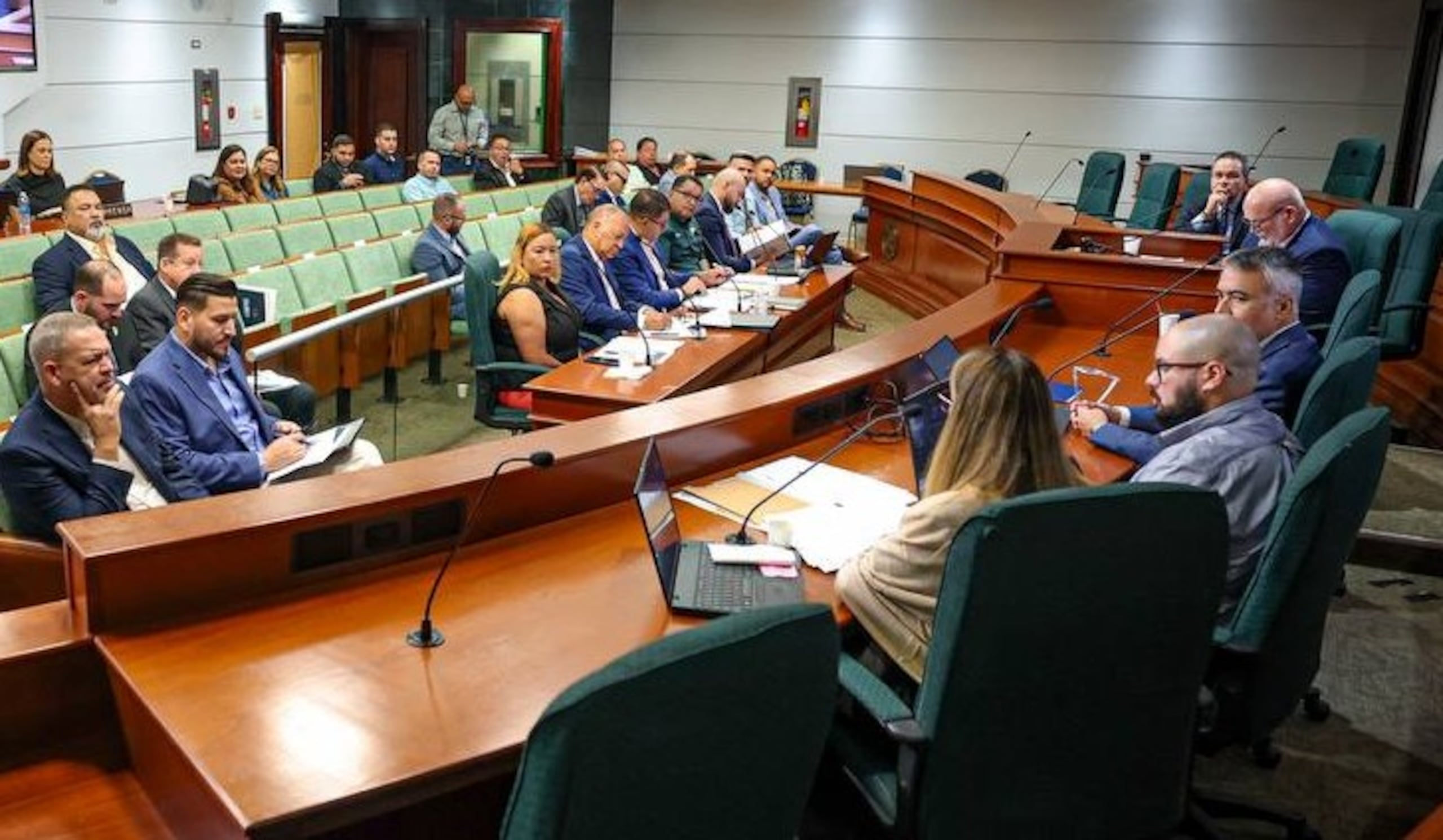 Reunión entre representantes y miembros de la Federación de Alcaldes sobre los contratos para reparar y mantener alumbrados públicos.