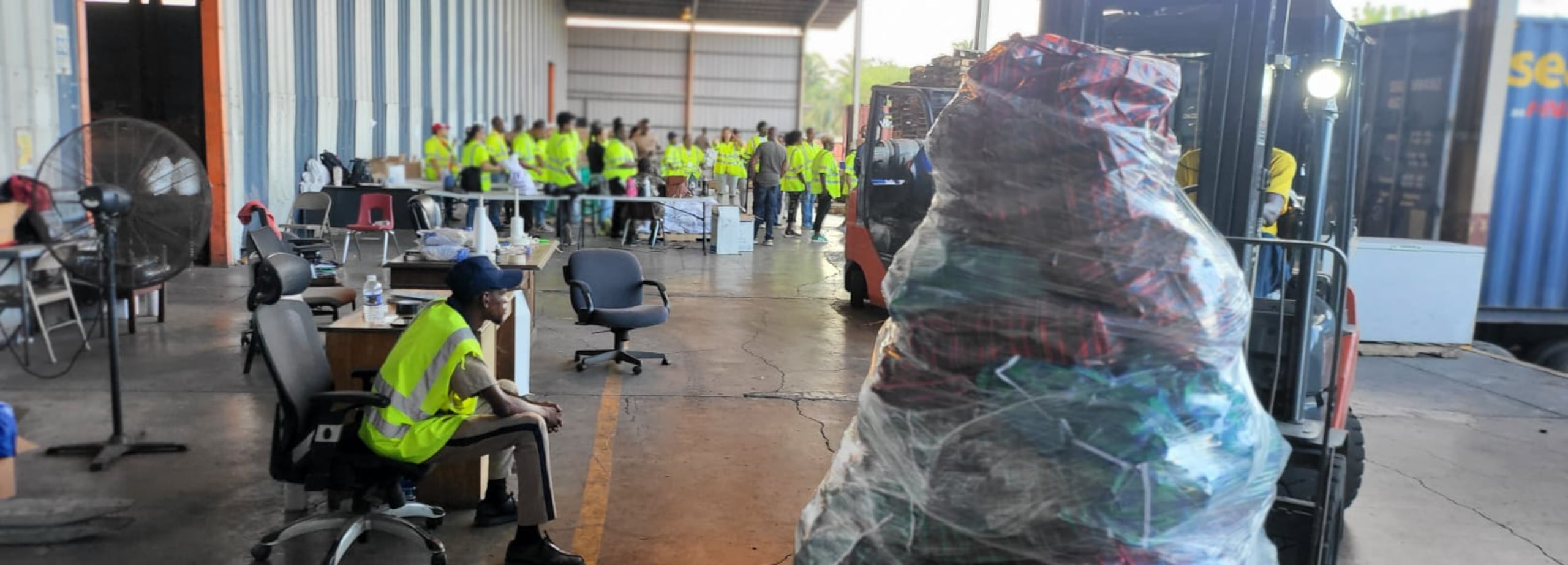 El problema que observan en Jamaica es que el sector económico quedó funcional y la mayoría de los jamaiquinos tienen que laborar. Esto ocasionado que no haya mano de obra para ayudar a levantar las áreas afectadas.