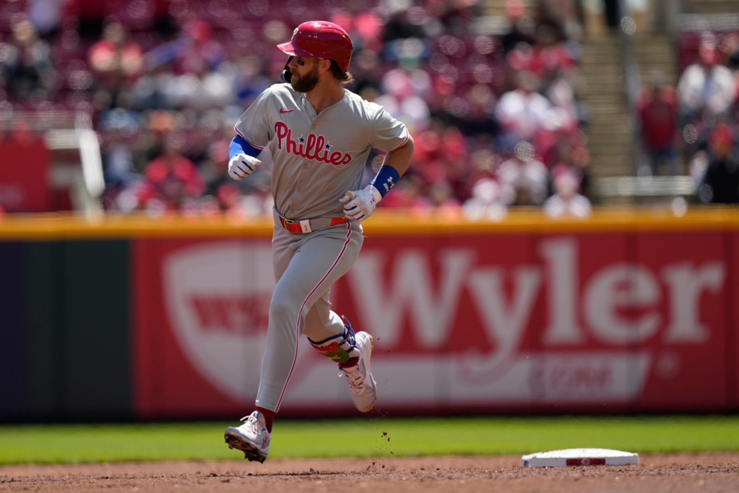 Bryce Harper corre las bases después de batear un jonrón ante los Reds de Cincinnati.