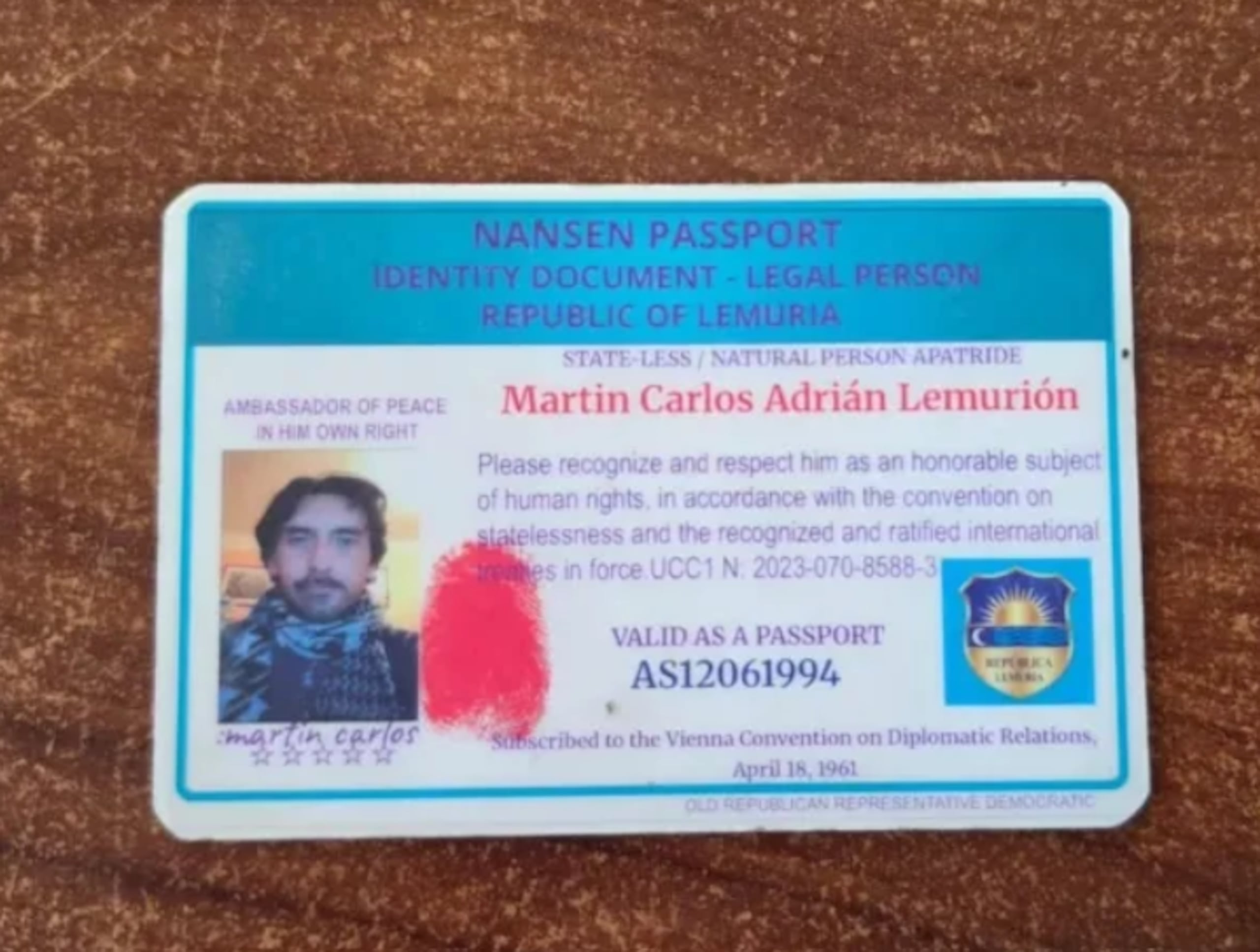 La identificación que presentó el chileno, alegando su nacionalidad al país inexistente Lemuria.