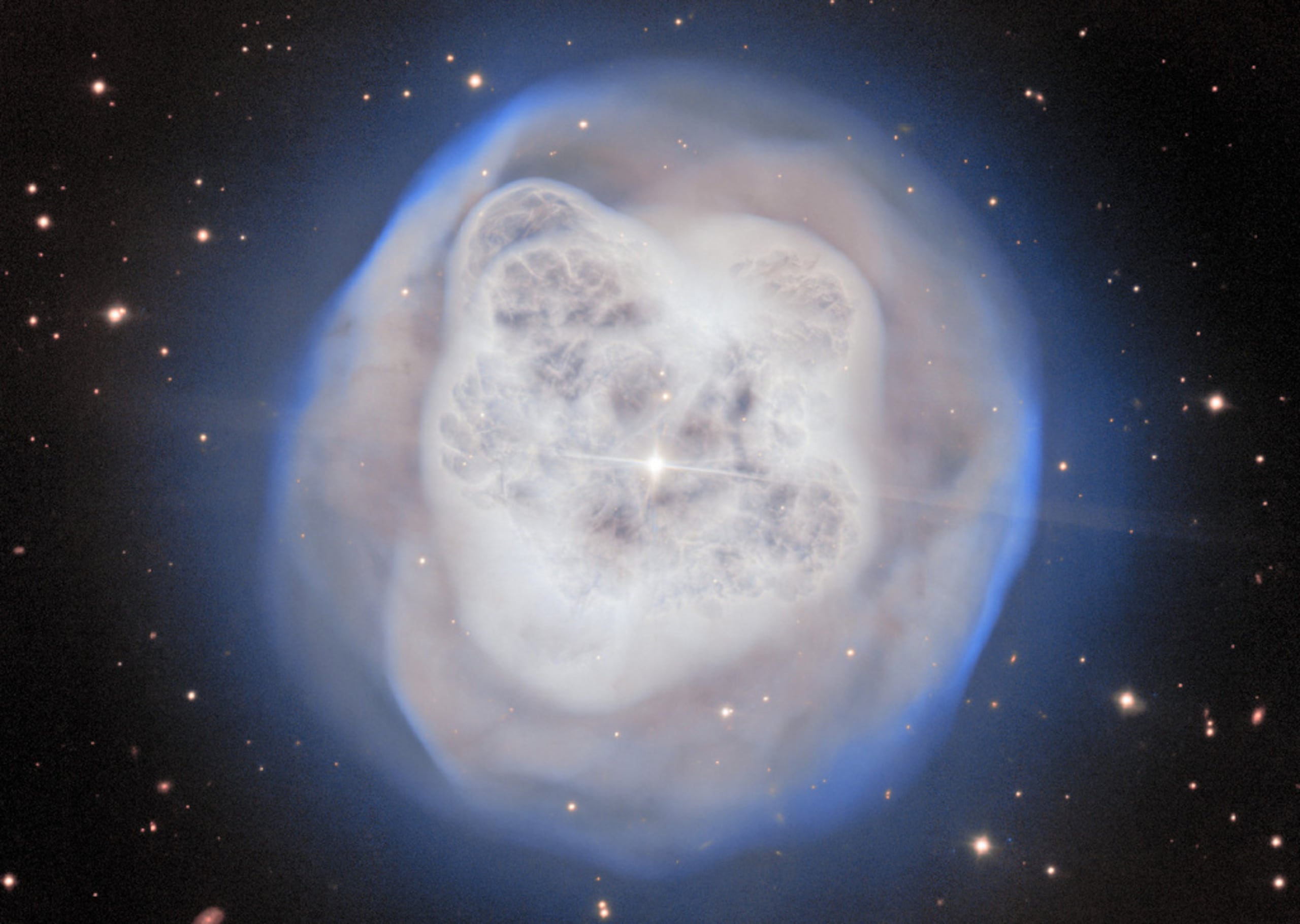 Los científicos creen que una de las dos estrellas que orbitan en la nebulosa planetaria —que en su día fue más grande que nuestro Sol— murió.