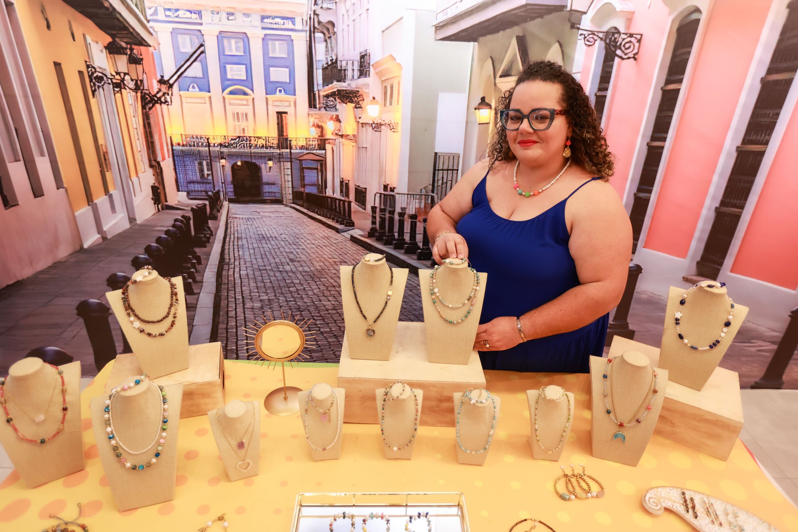 Rosado Nieves -natural del barrio San Lorenzo en Morovis- es una feliz madre de dos niños de 11 y 7 años, respectivamente, por quienes ha batallado para darles un mejor porvenir, junto con su esposo Ángel L. Pabón Claudio.