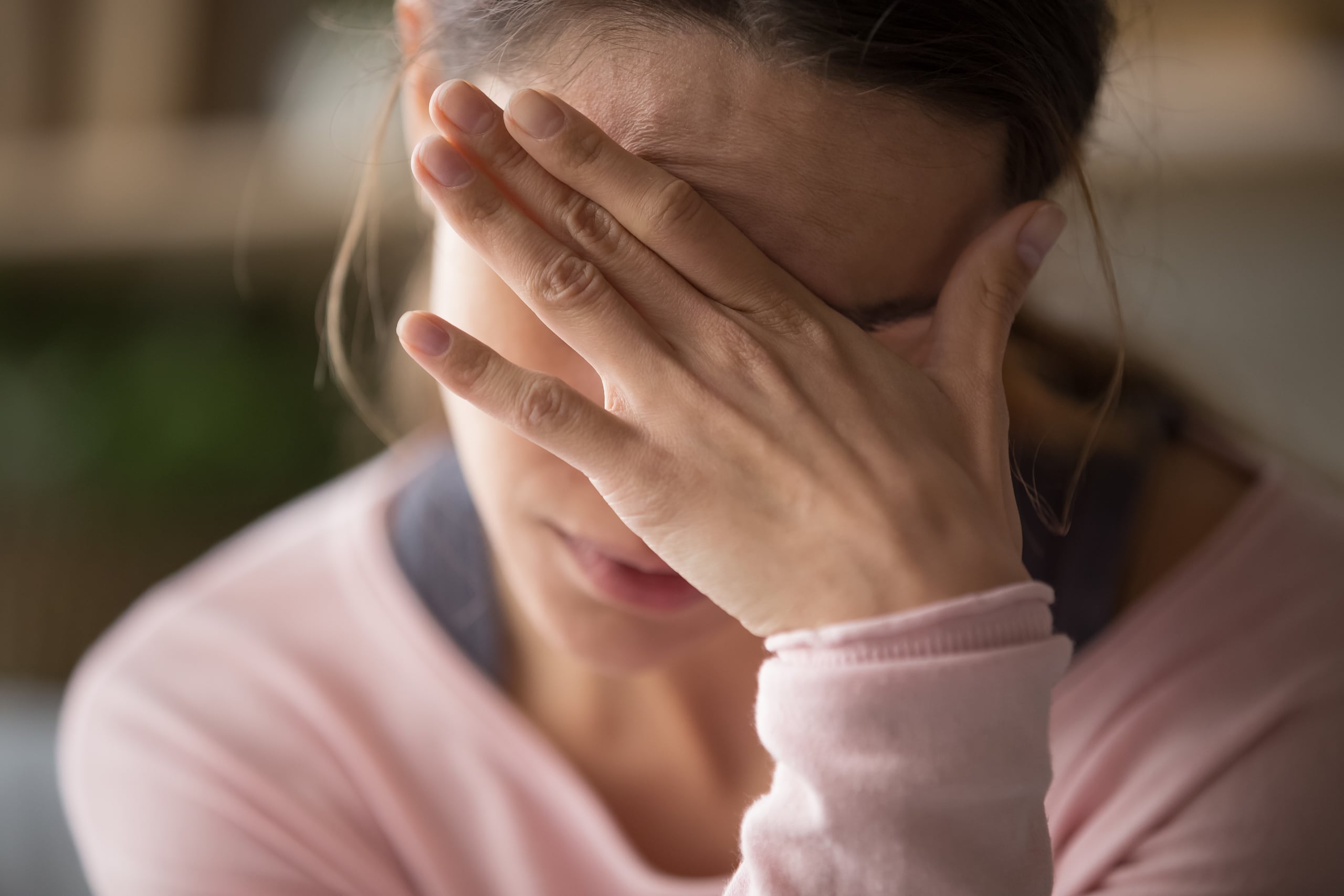Un fuerte dolor de cabeza es de los primeros síntomas de esta condición.