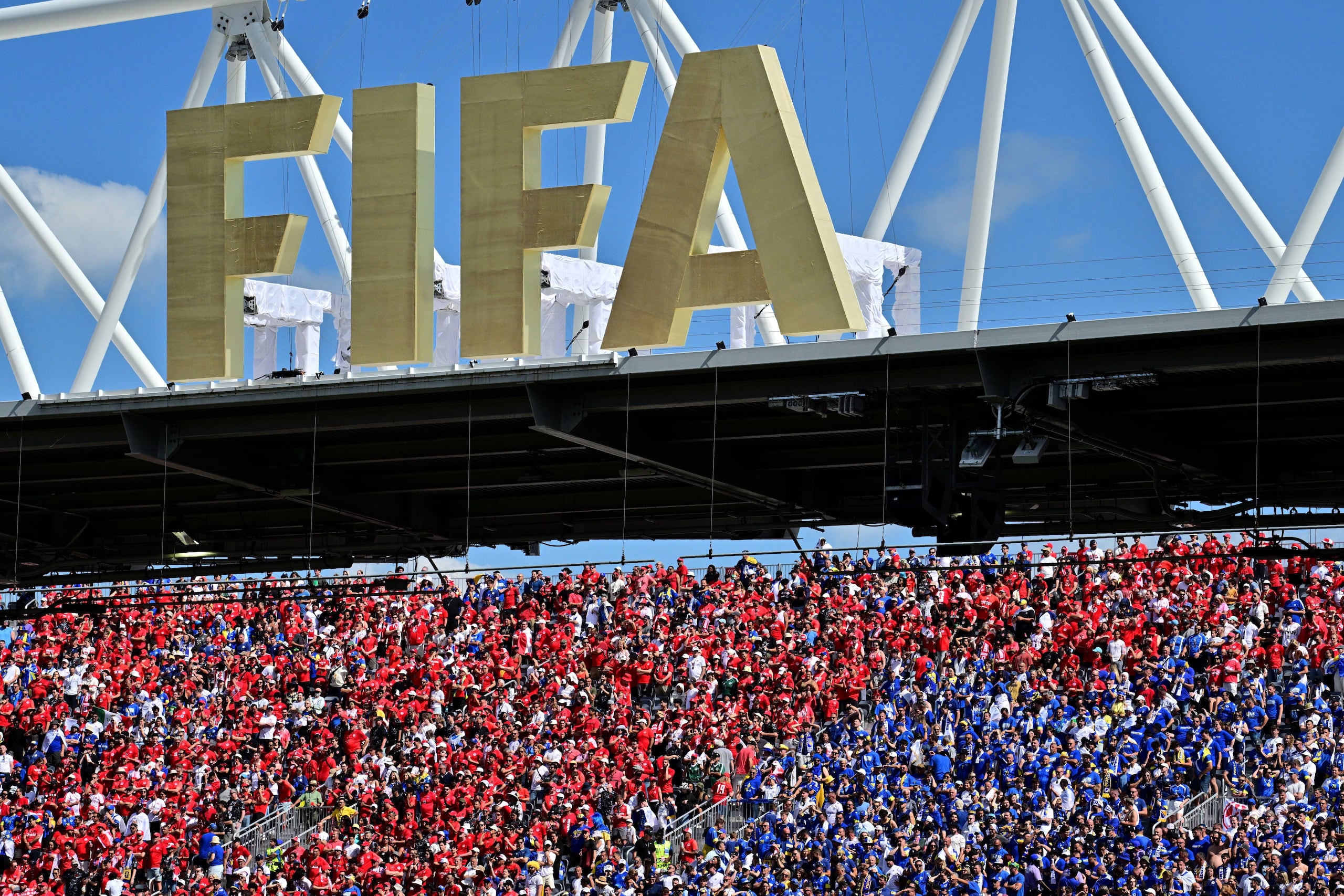 Hinchas de Canadá y Bosnia en las gradas durante el partido del Grupo B del Mundial, el viernes 12 de junio de 2026, en Toronto. (Sammy Kogan/The Canadian Press vía AP)