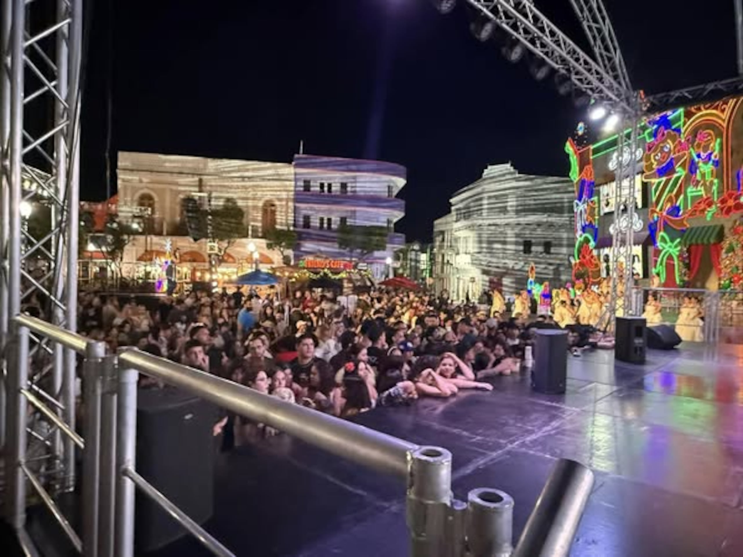 “Pueden irse a sus hogares tranquilos pues no hemos podido terminar nuestras labores por la multitud”, solicitó el dueño de la compañía Chucky Enterprise, Jesús Andrés Morales.