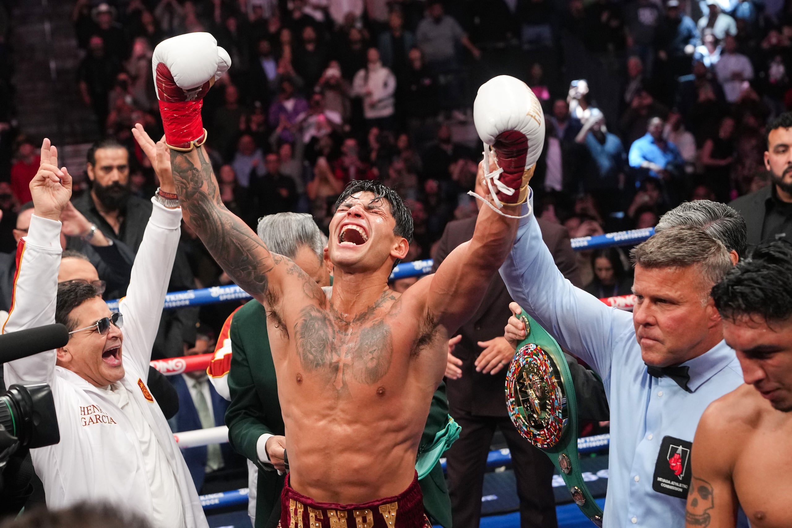 Ryan García festeja la victoria sobre Mario Barrios para conquistar el título welter del Consejo Mundial de Boxeo el sábado 21 de febrero de 2026 en Las Vegas (AP Foto/Lucas Peltier)
