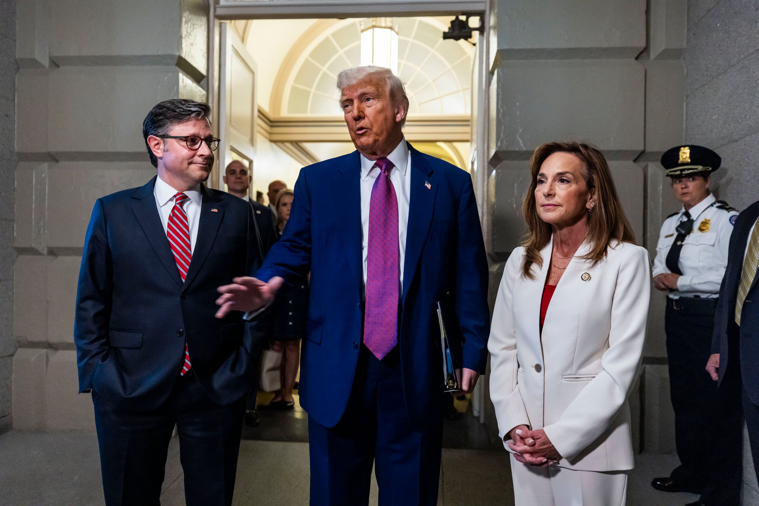 El presidente de Estados Unidos, Donald Trump (c), junto al presidente republicano de la Cámara de Representantes, Mike Johnson (i), y la presidenta de la Conferencia Republicana de la Cámara, Lisa McClain (d), habla con los medios al llegar al Capitolio de EE.UU. en Washington (EE.UU.). EFE/EPA/JIM LO SCALZO