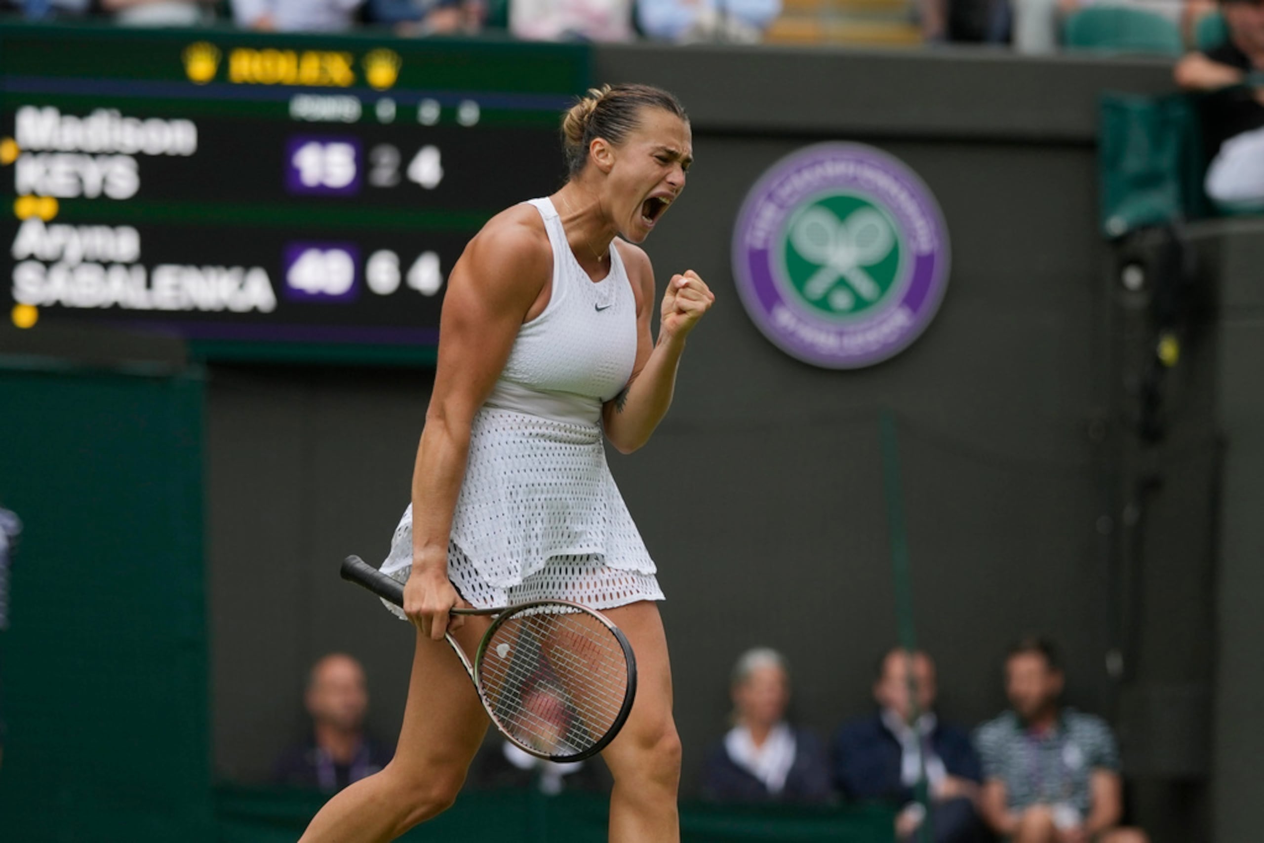 Aryna Sabalenka celebra tras llevarse un game en el encuentro de cuartos de final de Wimbledon ante la estadounidense Madison Keys.
