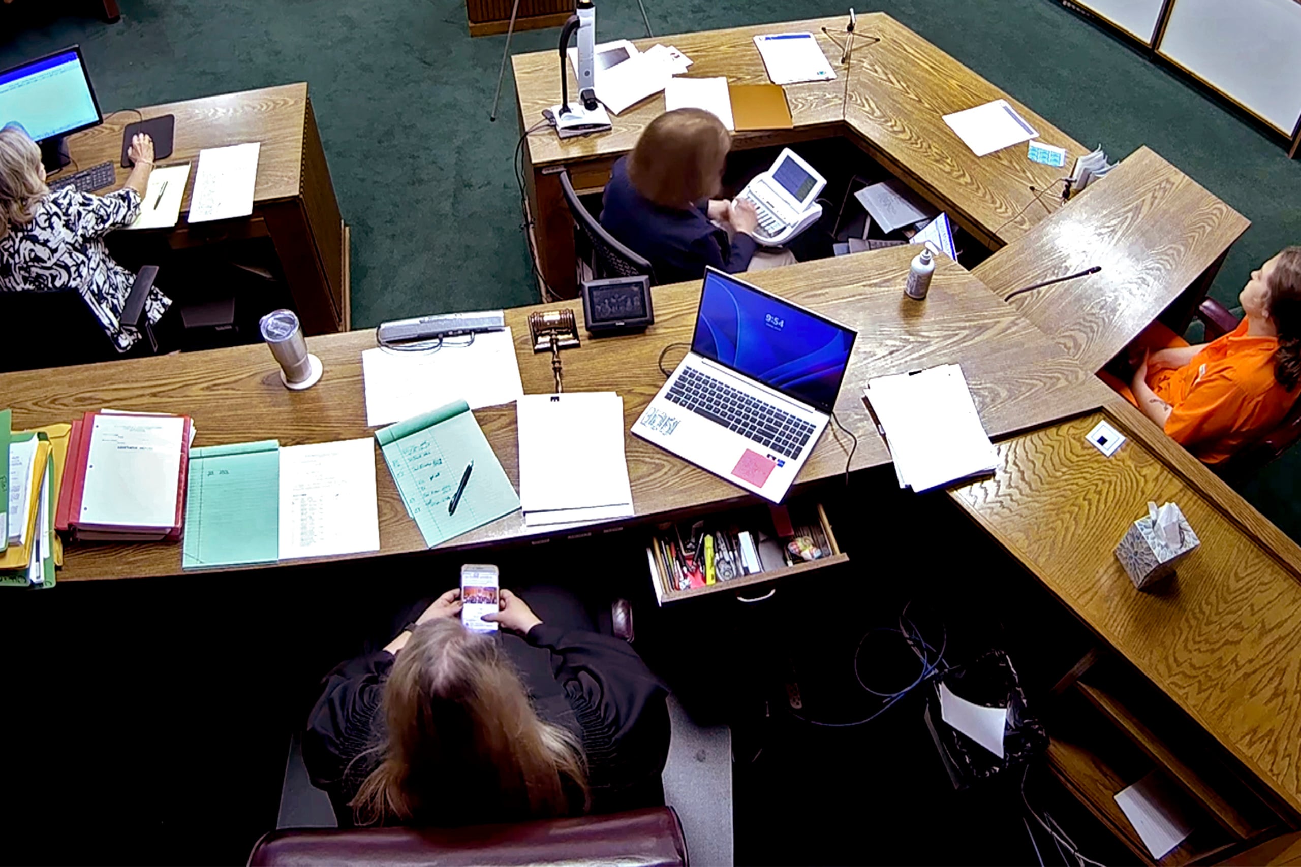 En esta imagen de un vídeo de una cámara de seguridad, la jueza de distrito del condado de Lincoln, Traci Soderstrom, mira su teléfono celular durante un juicio por asesinato, el 12 de junio de 2023, en el Tribunal de Distrito del condado de Lincoln en Chandler, Oklahoma. (Lincoln Tribunal de Distrito del Condado/The Oklahoman vía AP, Archivo)