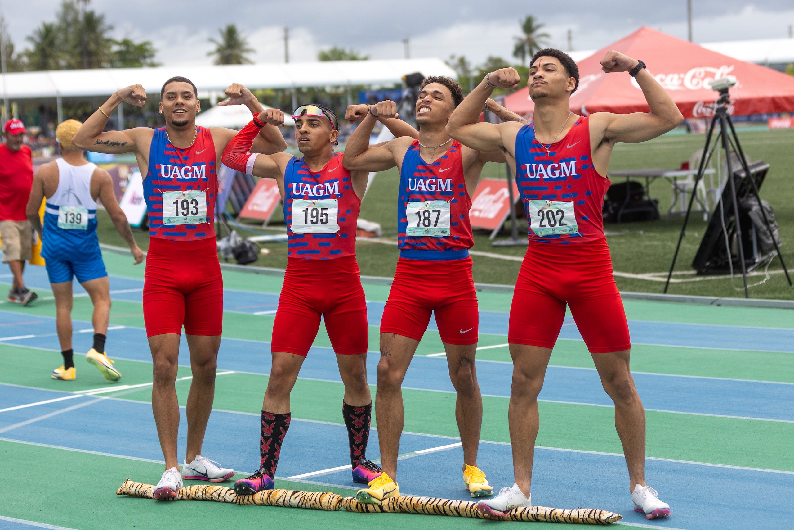 El relevo 4X100 de la UAGM posan sobre la cola del Tigre aludiendo a la Inter tras ganar la prueba.