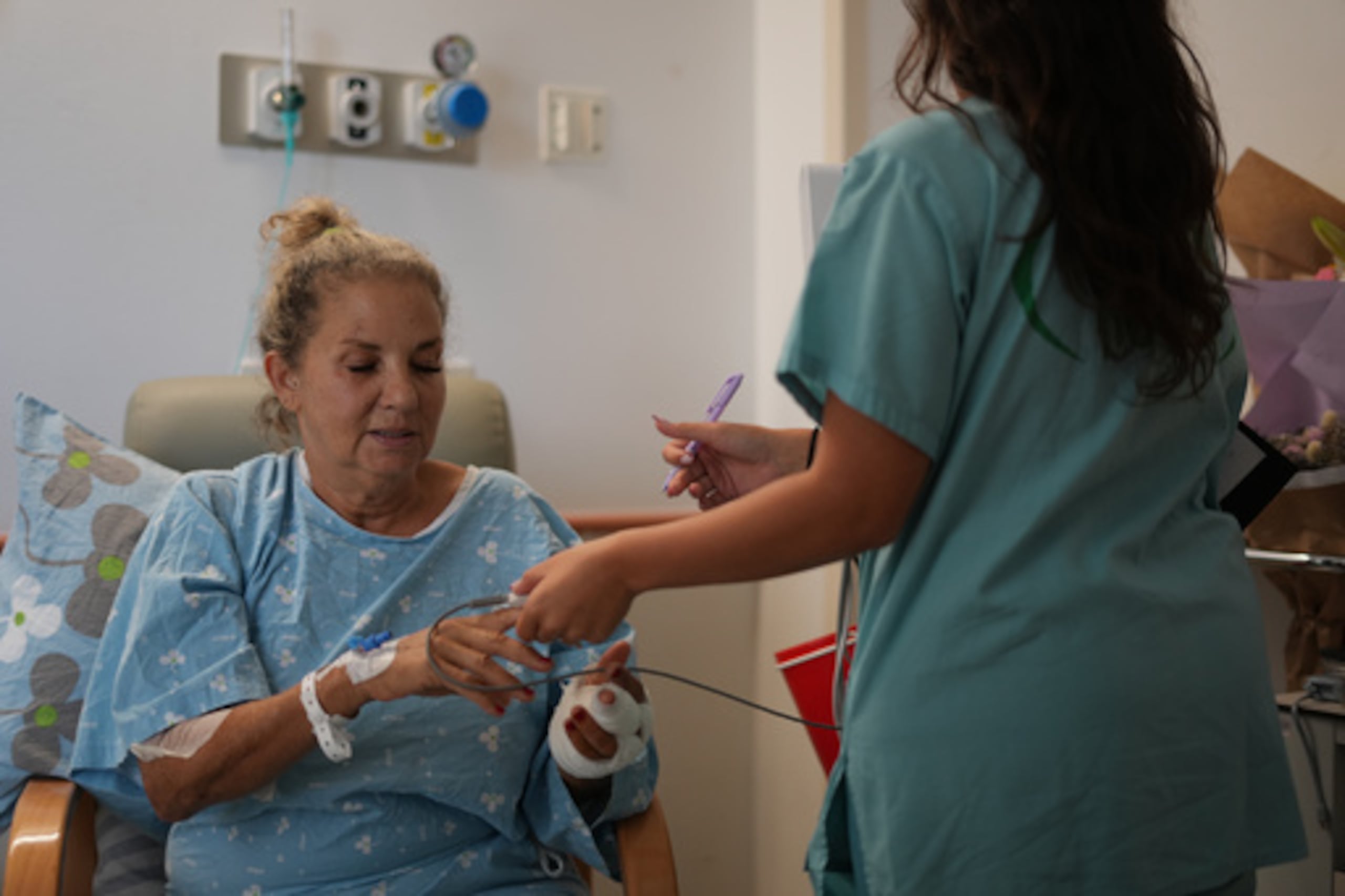 La fotoperiodista del «Washington Post» Heidi Levine recibe atención médica en el Hospital Beilinson de Petah Tikva (Israel), el domingo 18 de octubre de 2026, tras resultar herida en un ataque perpetrado por colonos israelíes mientras cubría los enfrentamientos que estallaron el viernes durante la cosecha de aceitunas palestina en la localidad cisjordana de Abu Falah. (Foto AP/Ariel Schalit)