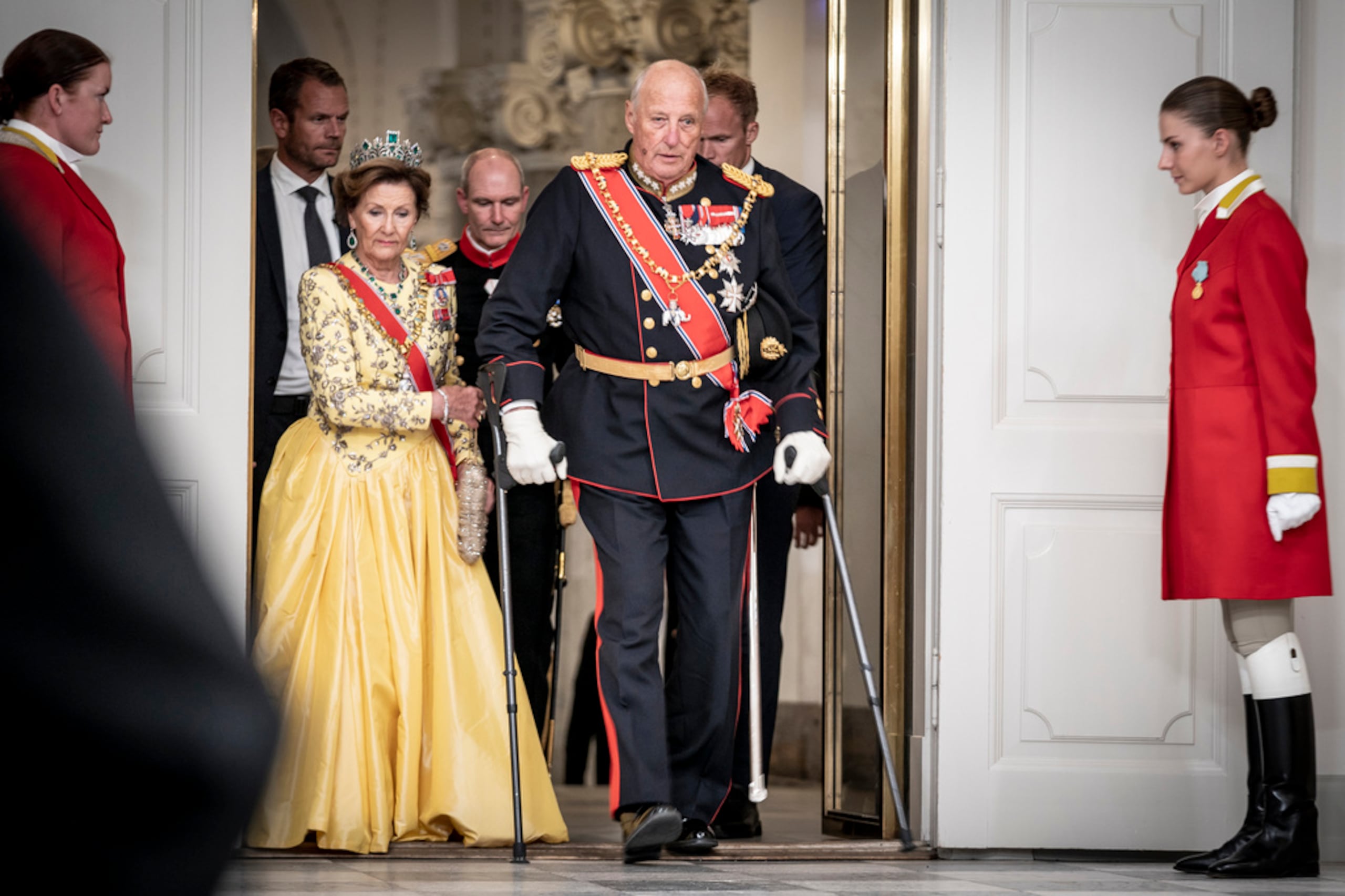 El rey Harald V y la reina Sonja de Noruega llegan al banquete de gala en el Palacio de Christiansborg, en Copenhague, el 11 de septiembre de 2022.