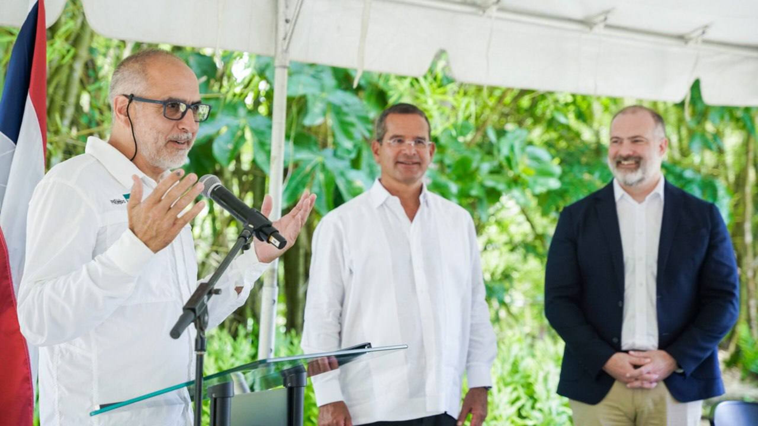 El anuncio se produjo durante una visita de dos días a la isla del subsecretario del Departamento, Tommy Beaudreau (a la extrema derecha) a la isla.