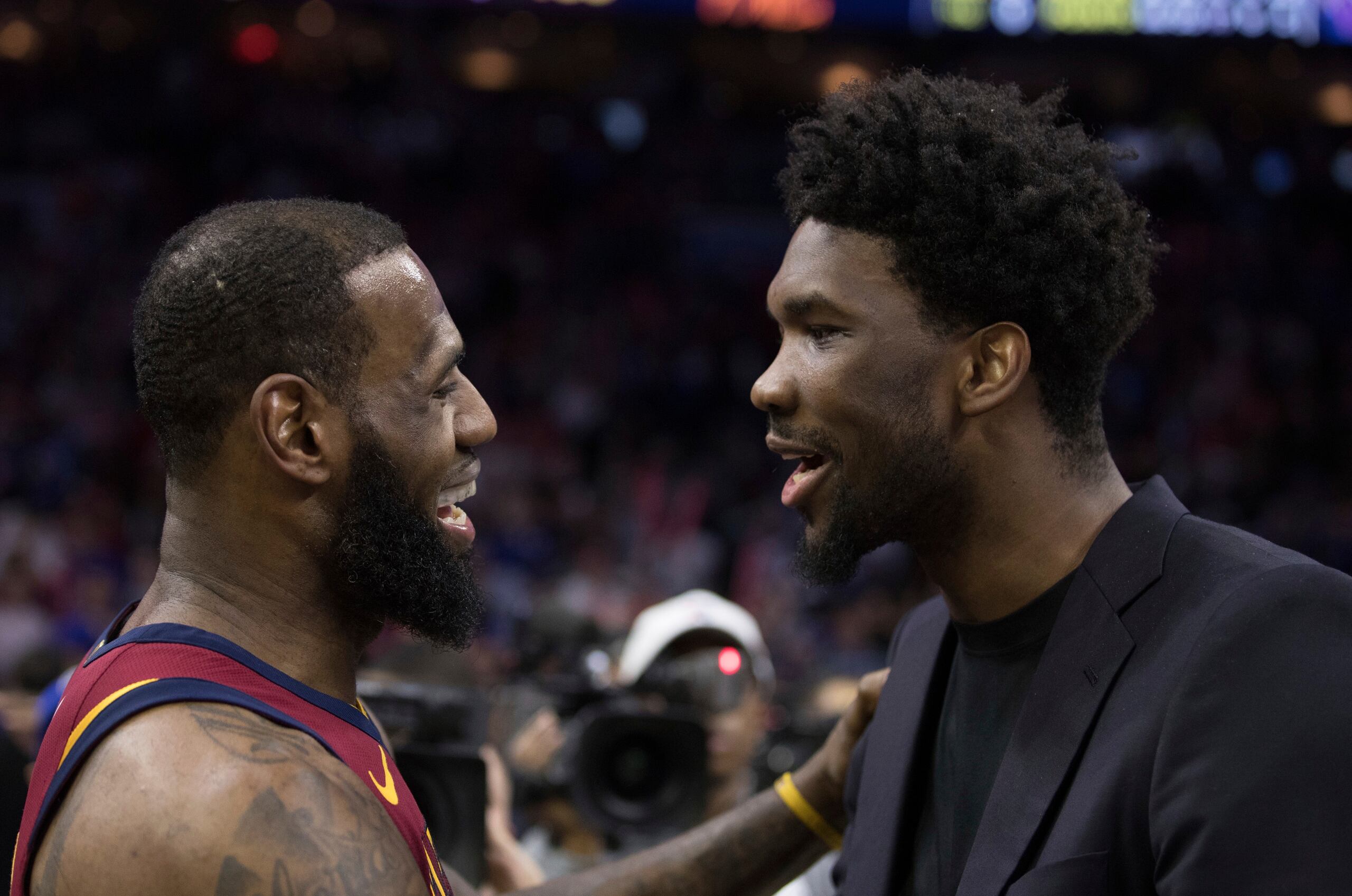 LeBron James habla con Joel Embiid durante su segunda corrida con los Cavaliers de Cleveland.