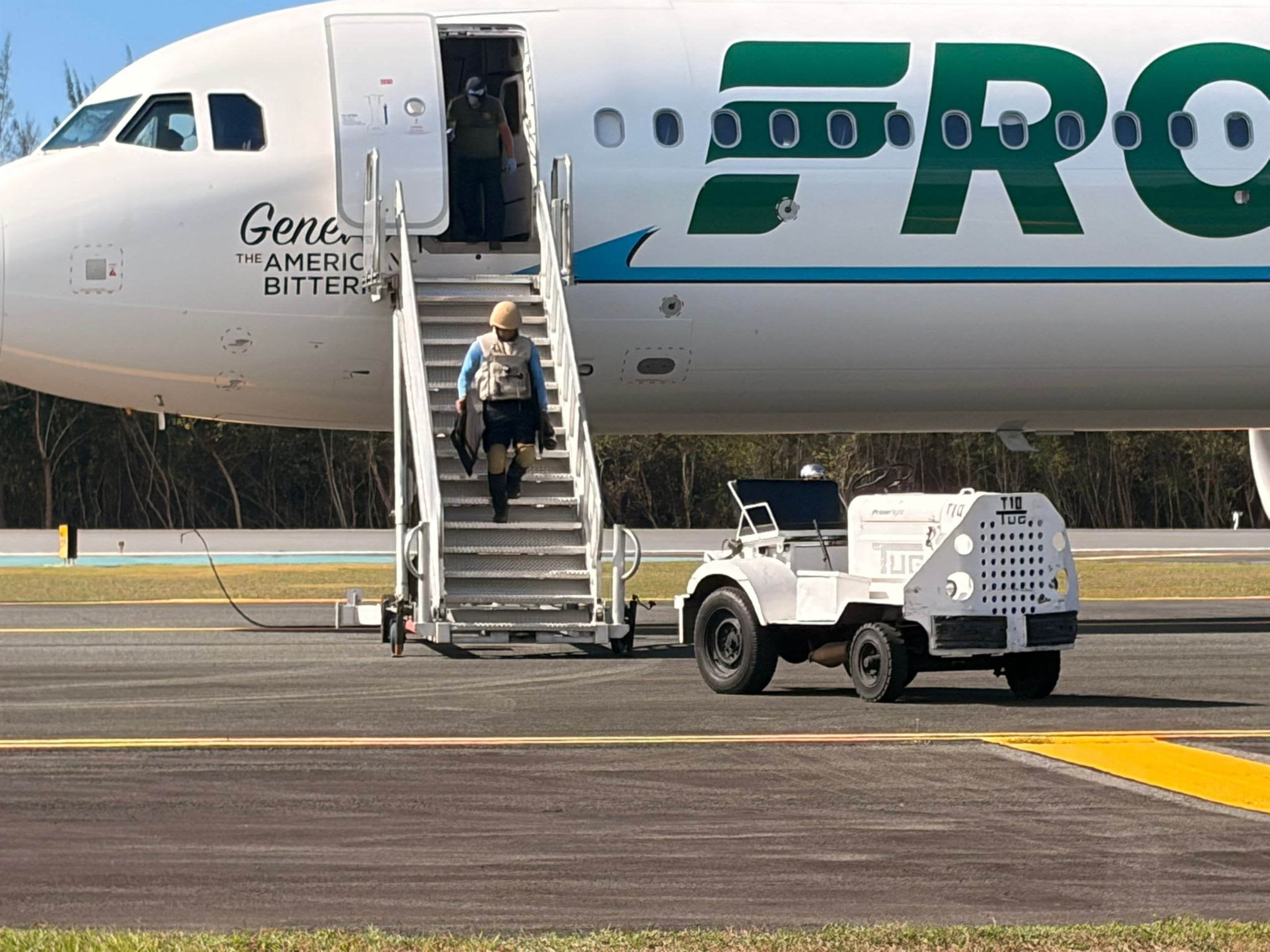 Personal de la División de Explosivos tras inspeccionar una situación sospechosa con cables en un vuelo de Frontier Airlines procedente de Atlanta.