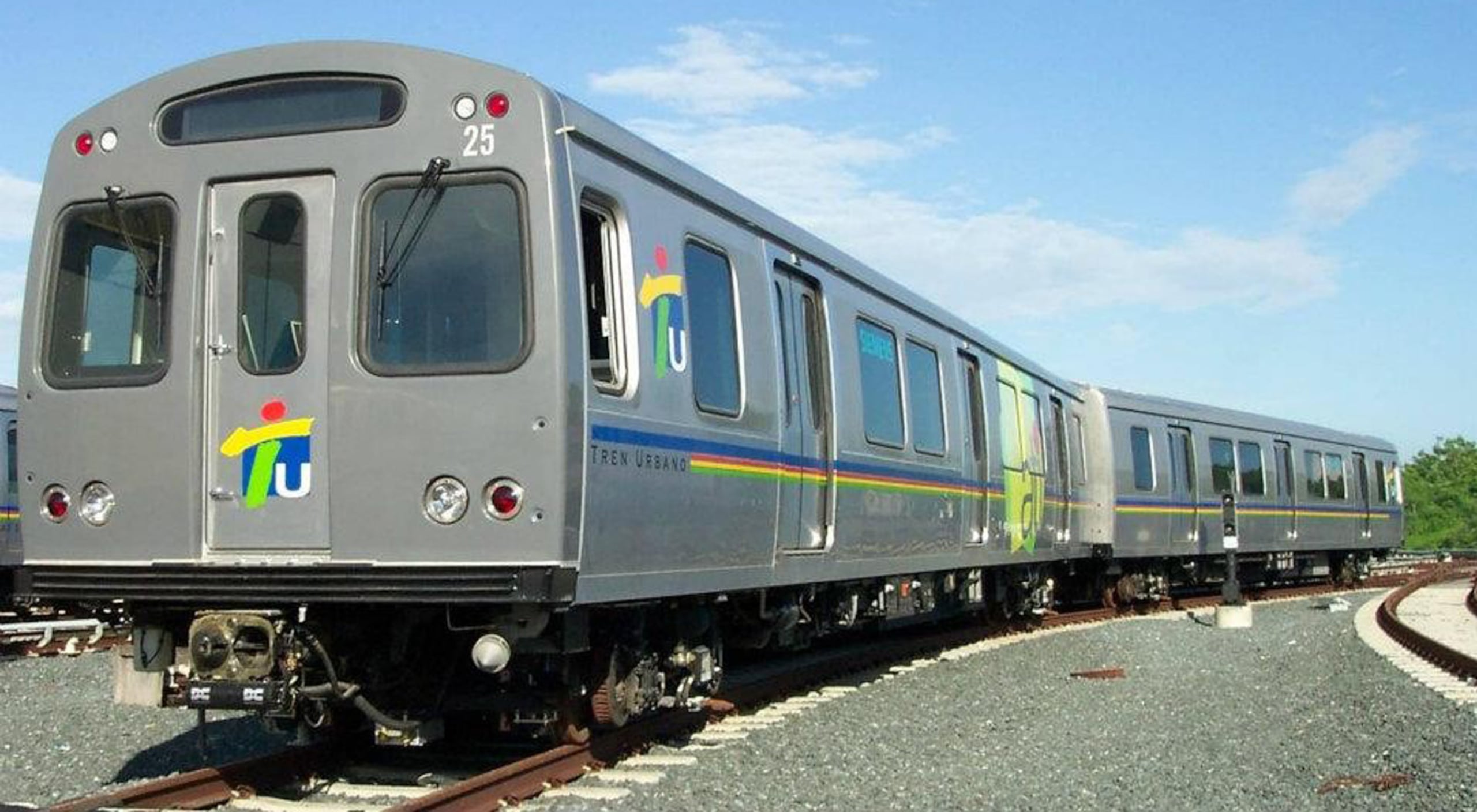 Menéndez indicó que los técnicos han estado inspeccionando unos 34 kilómetros de vías en las que se ha encontrado cablería quemada.