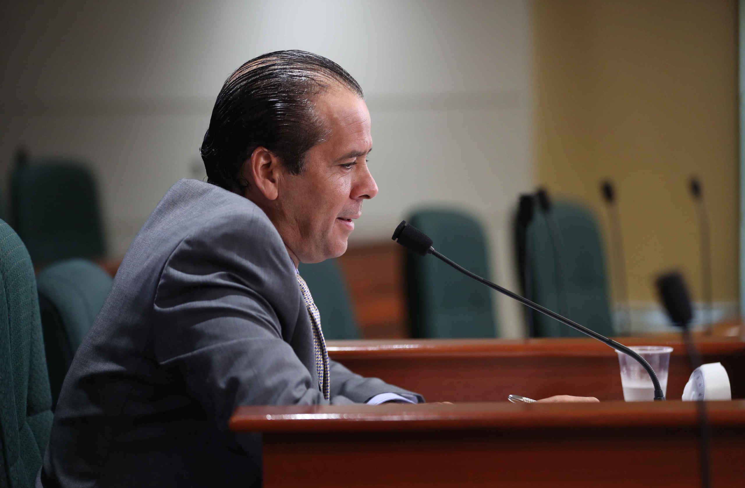 El representante Jorge "Georgie" Navarro acudió el domingo al Vivo Beach Club en Isla Verde con familiares.