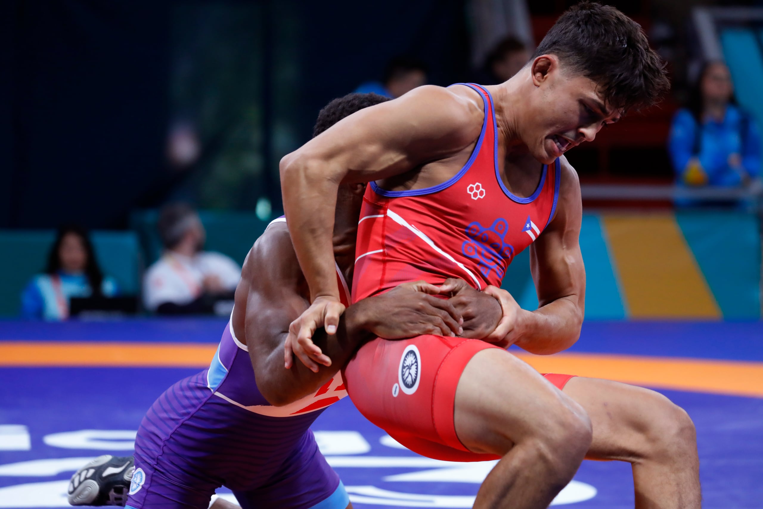 Joseph Silva en acción contra el dominicano Albaro Rudecindo en la final por el bronce 65 kg durante los Juegos Panamericanos de Santiago 2023.