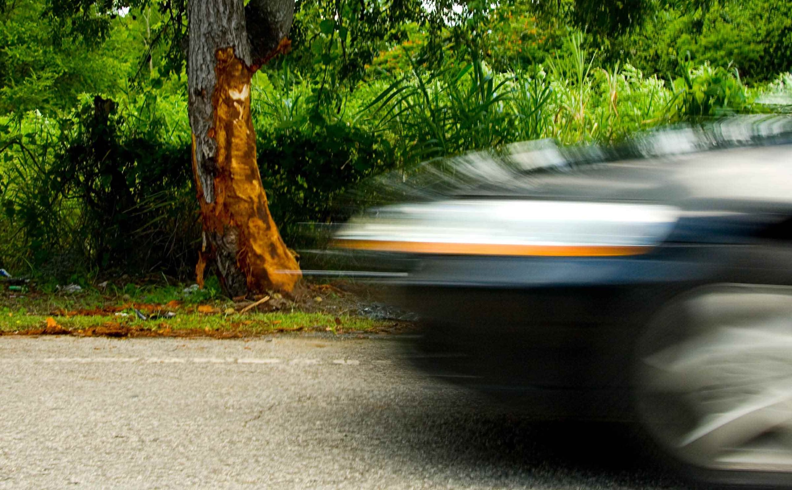 El accidente ocurrió a la altura del kilómetro 134.5, cuando el vehículo marca Hyundai Excel que conducía Luis E. Rodríguez Vázquez, de 24 años, supuestamente a exceso de velocidad, impactó una valla de metal a orillas de la carretera.
