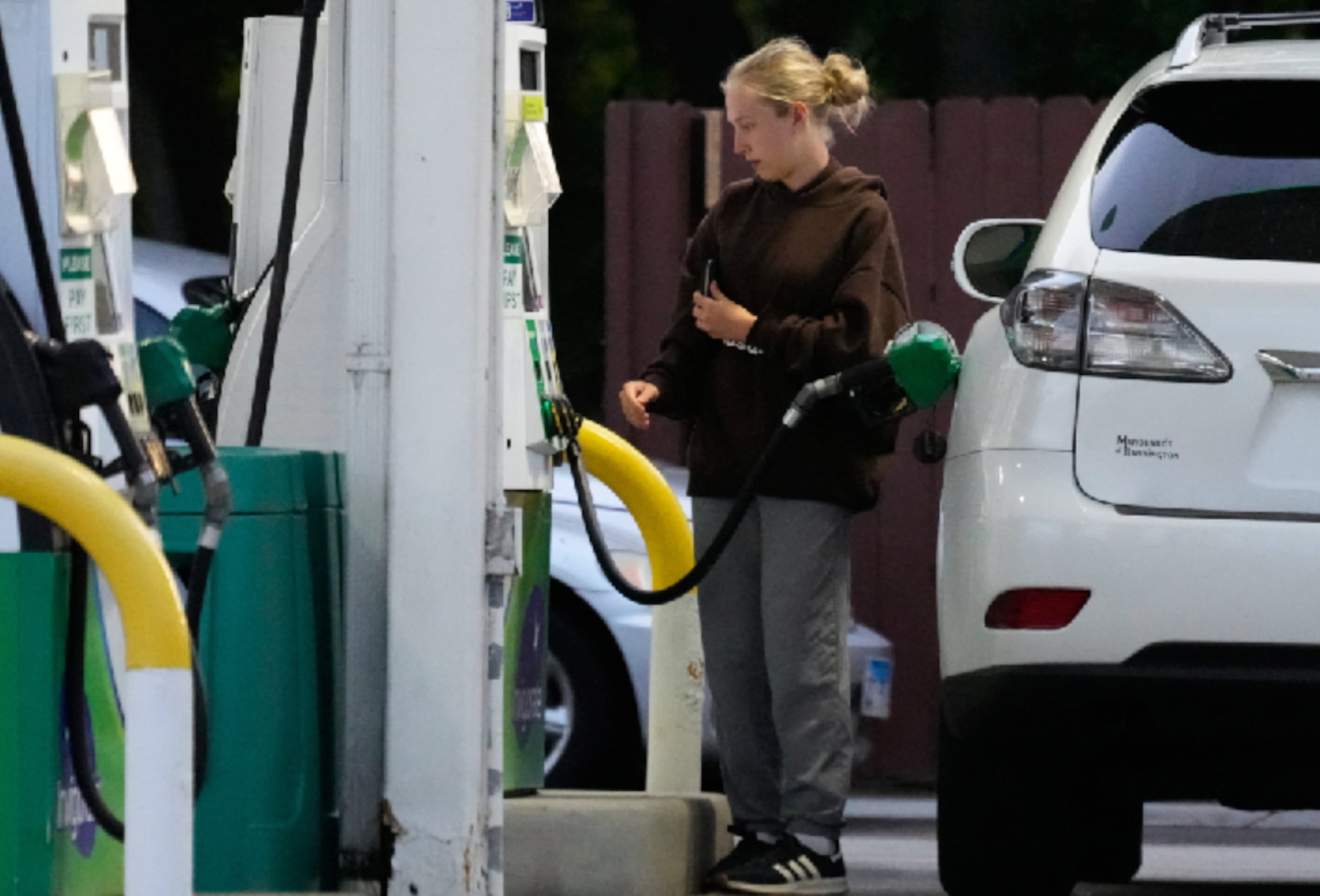 Una clienta consulta el precio de la gasolina antes de cargar el tanque de su vehículo en una gasolinera en Lincolnshire, Illinois, el lunes 8 de junio de 2026. (Foto AP/Nam Y. Huh)