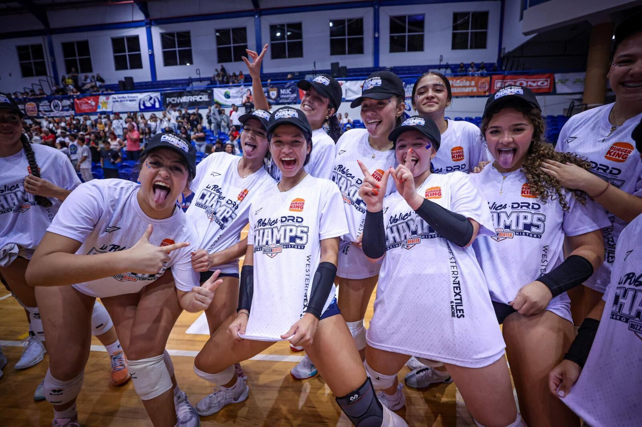La Escuela Superior Miguel Meléndez Muñoz festeja tras ganar el campeonato de "La Pública" de la Copa Buzzer Beater.