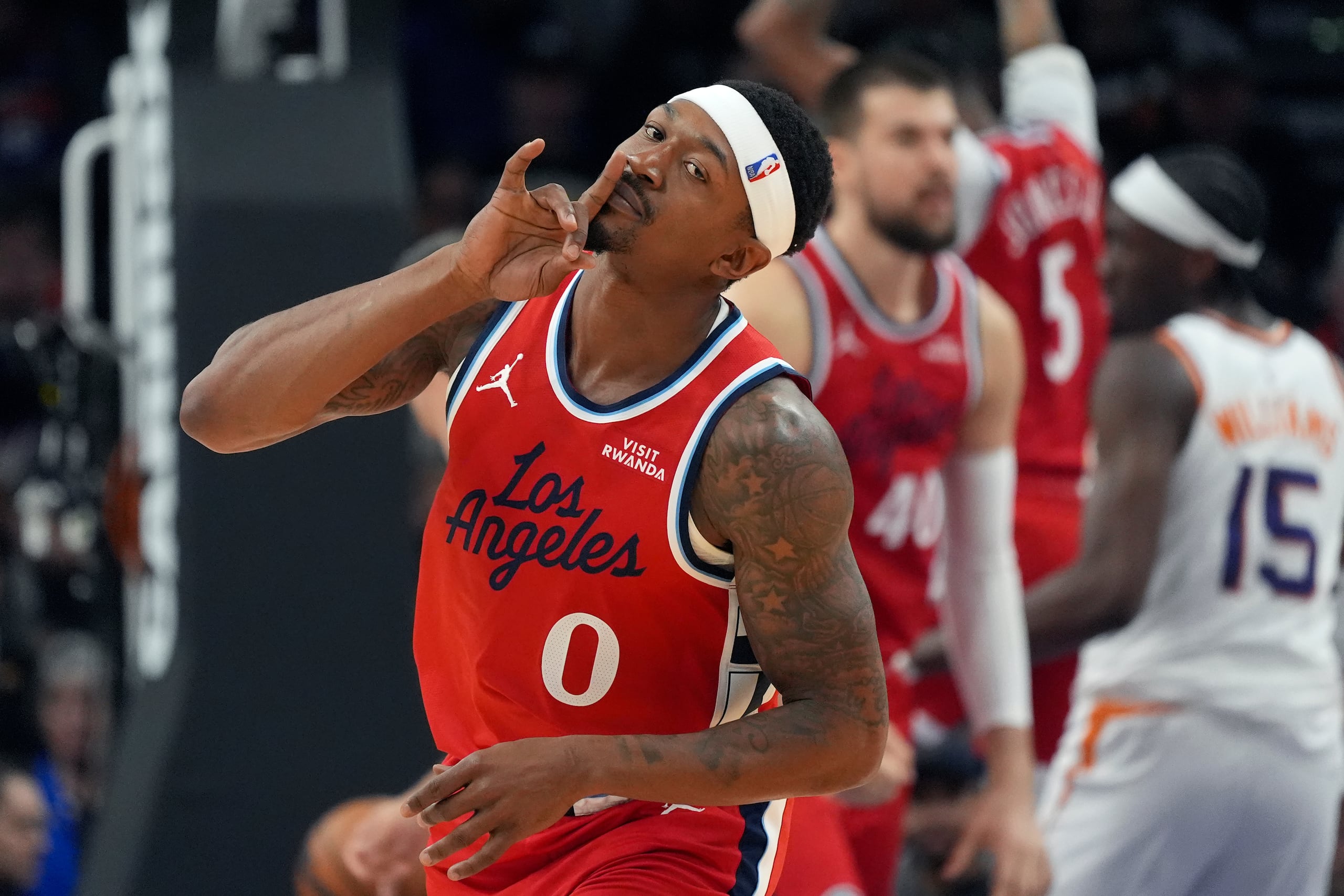 Bradley Beal, base de los Clippers de Los Ángeles, celebra tras anotar un triple ante los Suns de Phoenix el jueves, 6 de noviembre de 2025.