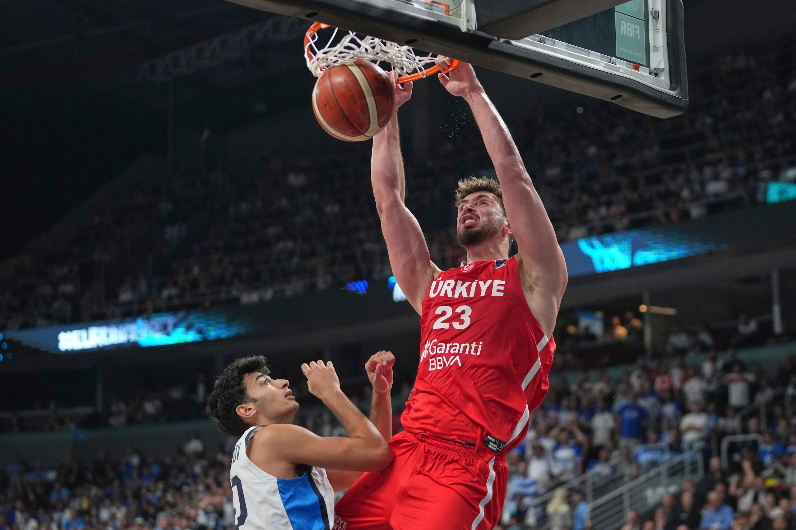 Alperen Sengun donquea durante la semifinal del EuroBasket entre Turquía y Grecia.