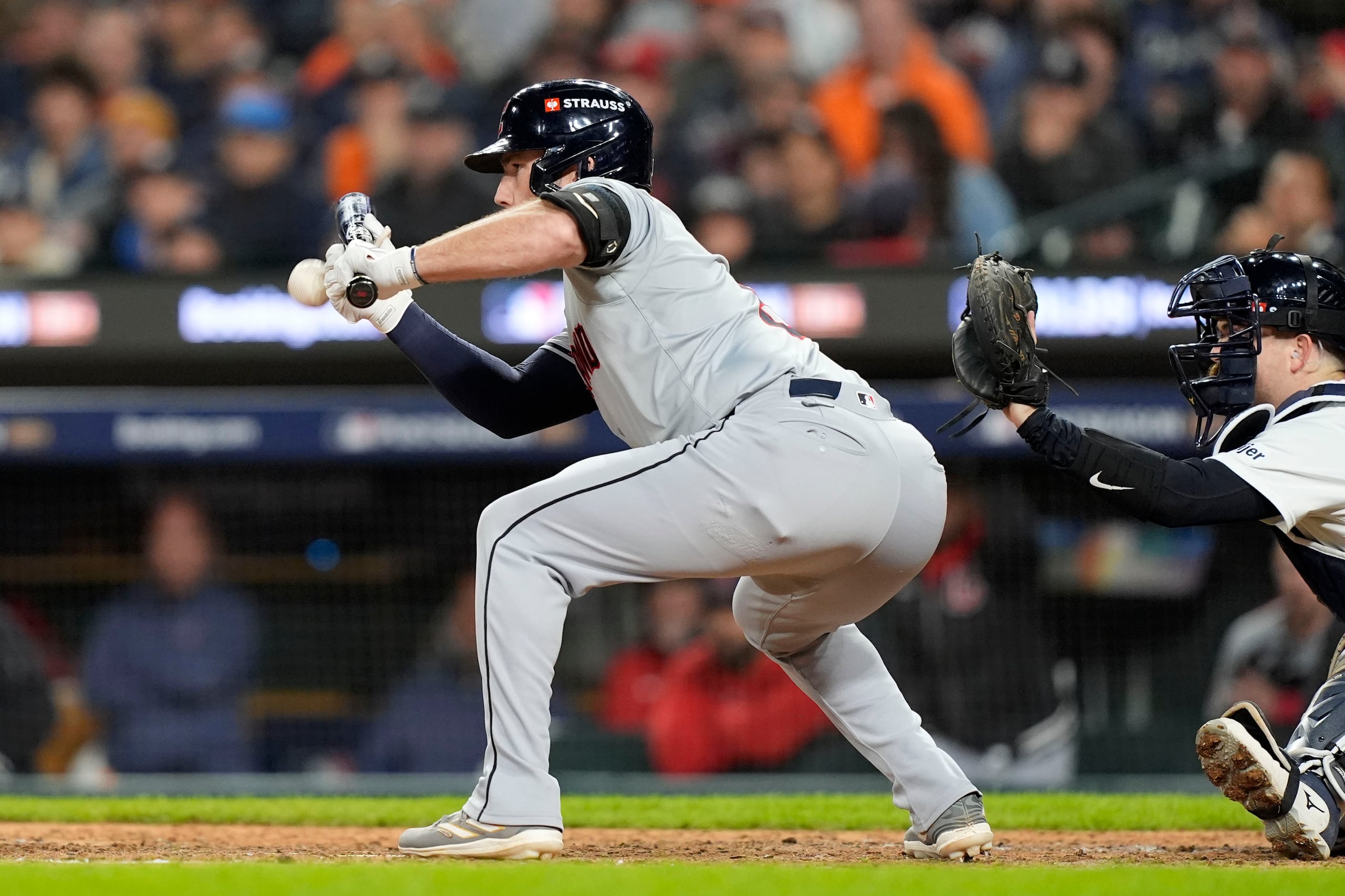 David Fry realiza un toque en la novena entrada durante el cuarto juego de la Serie Divisional de la Liga Americana contra los Tigers de Detroit.