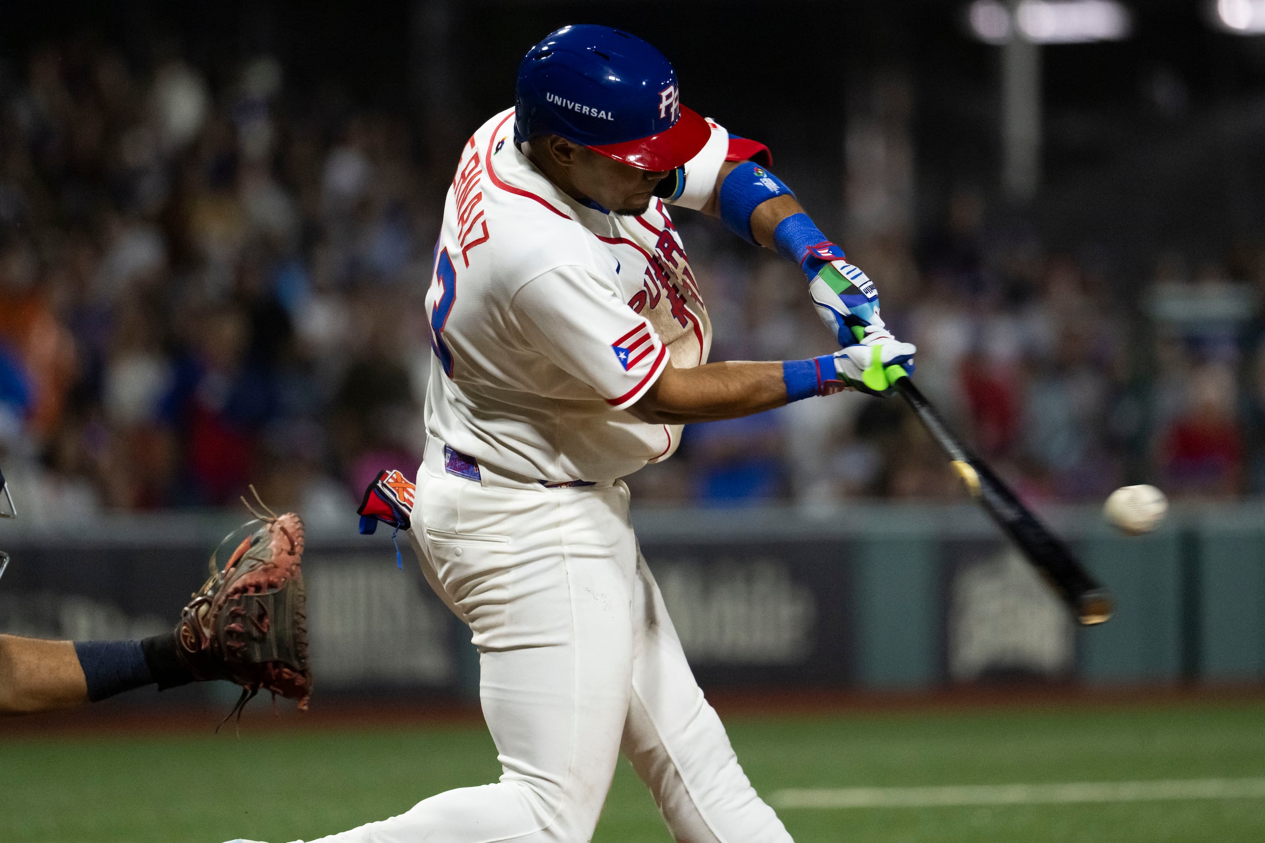 Darell Hernaiz conectando el jonrón que dejó en el terreno a Panamá en el Clásico Mundial de Béisbol.