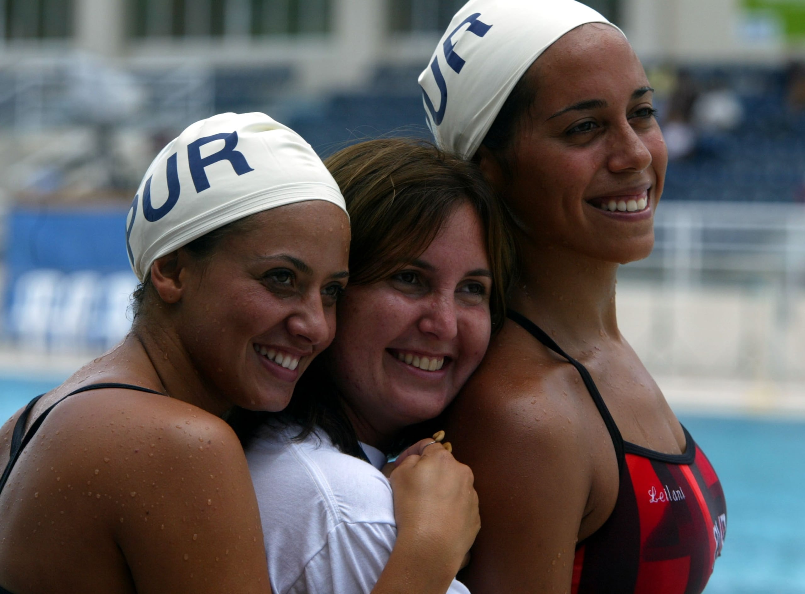 Leilani -extrema derecha- junto a Luna Aguilú y su coach Etty del Valle previo a su participación en Atenas 2004.