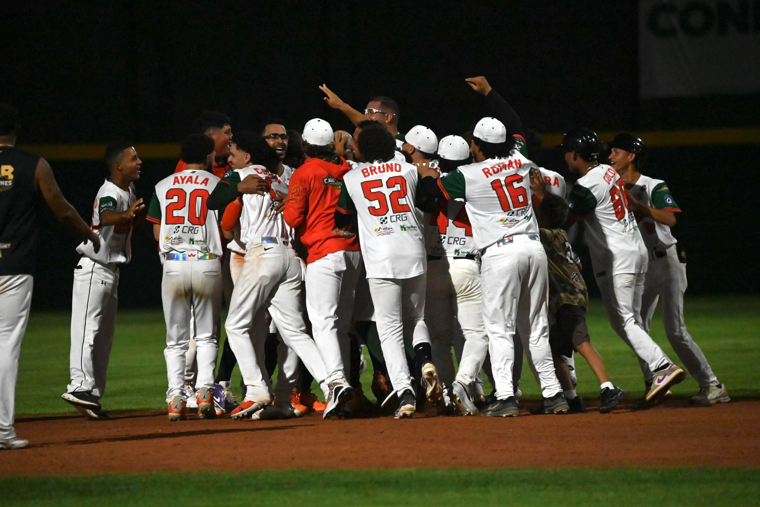 Los Pescadores del Plata de Comerío se tiran al terreno del Estadio Yldefonso Solá Morales en Caguas tras lograr el triunfo sobre Yabucoa en la undécima entrada.