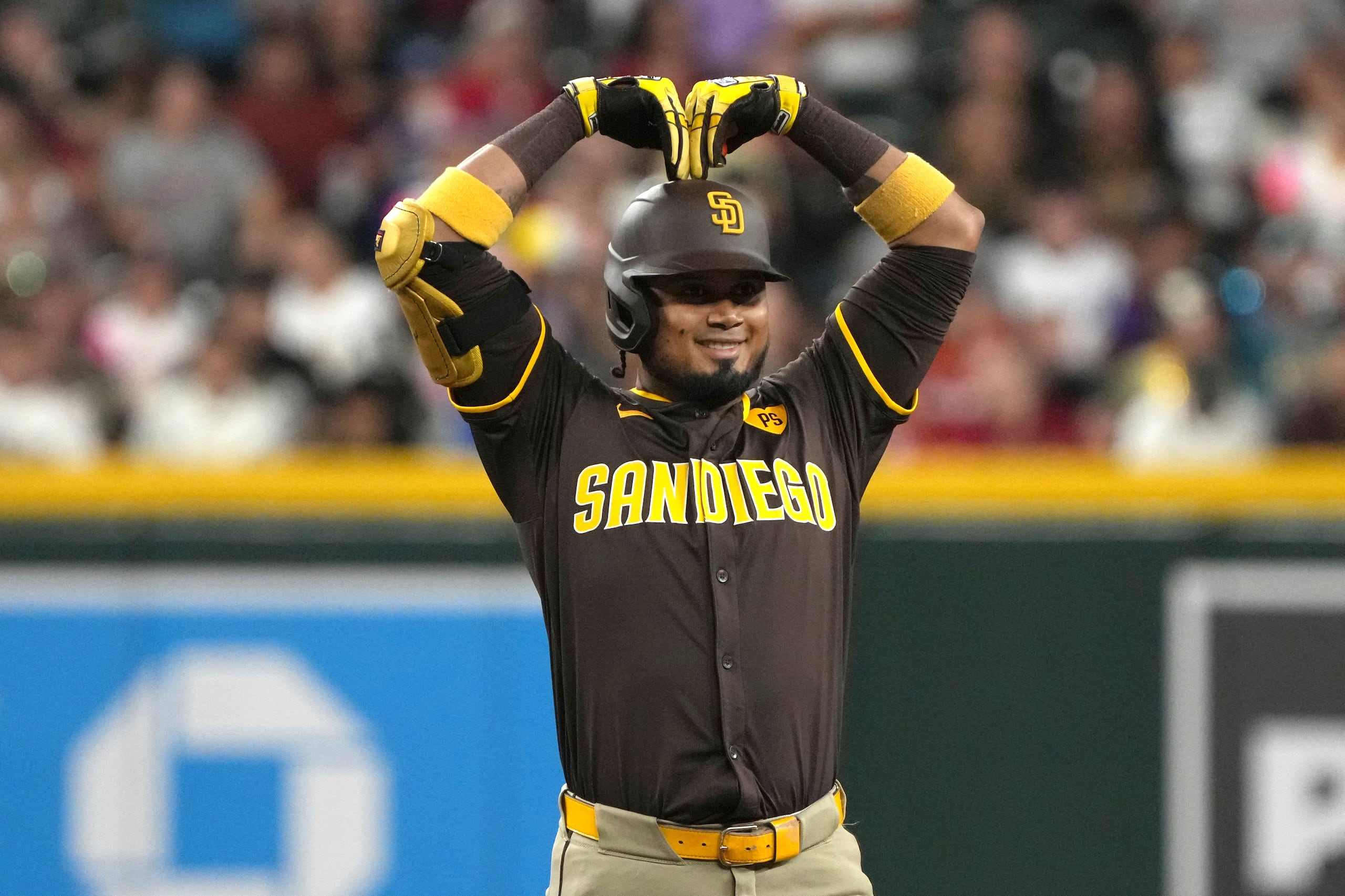 El venezolano Luis Arráez, de los Padres de San Diego, festeja luego de batear un doble frente a los Diamondbacks de Arizona, el viernes 27 de septiembre de 2024.