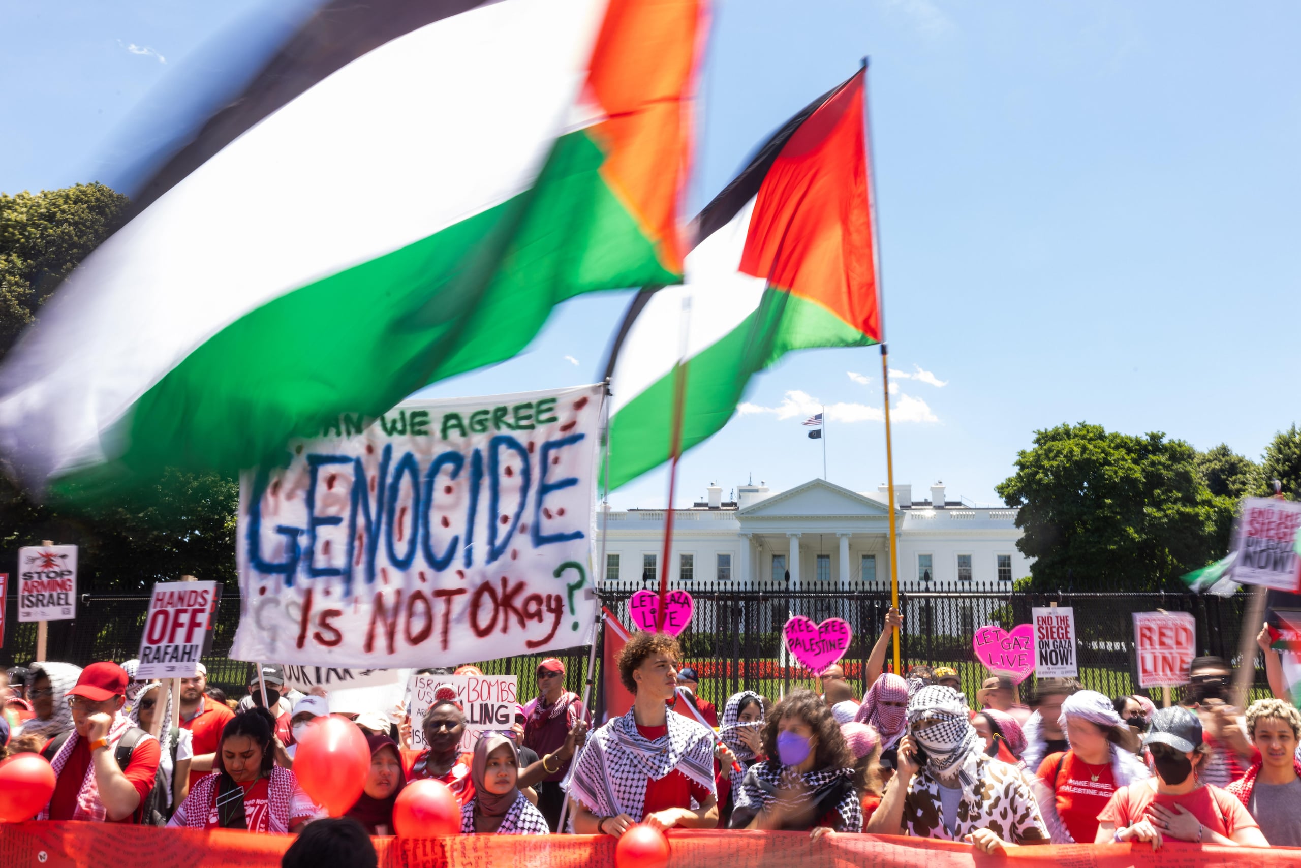 Los asistentes, la mayoría vestidos de rojo, corearon al unísono: "Libertad a palestina".