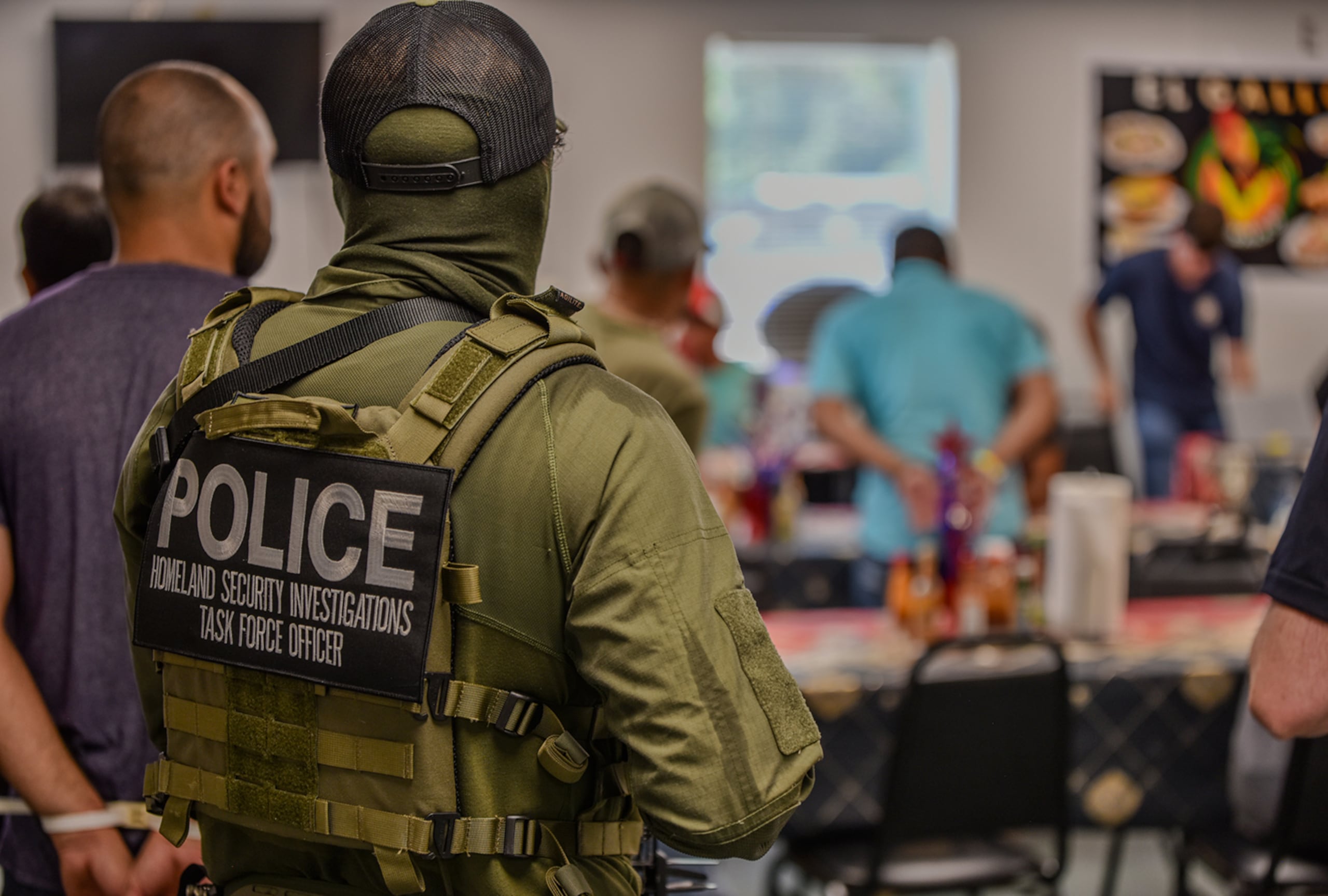 ICE informó que realizó una redada en el Delta Downs Racetrack, Hotel and Casino en la parroquia de Calcasieu el lunes, junto con otras agencias estatales y federales, incluyendo el FBI y la Patrulla Fronteriza de Estados Unidos.