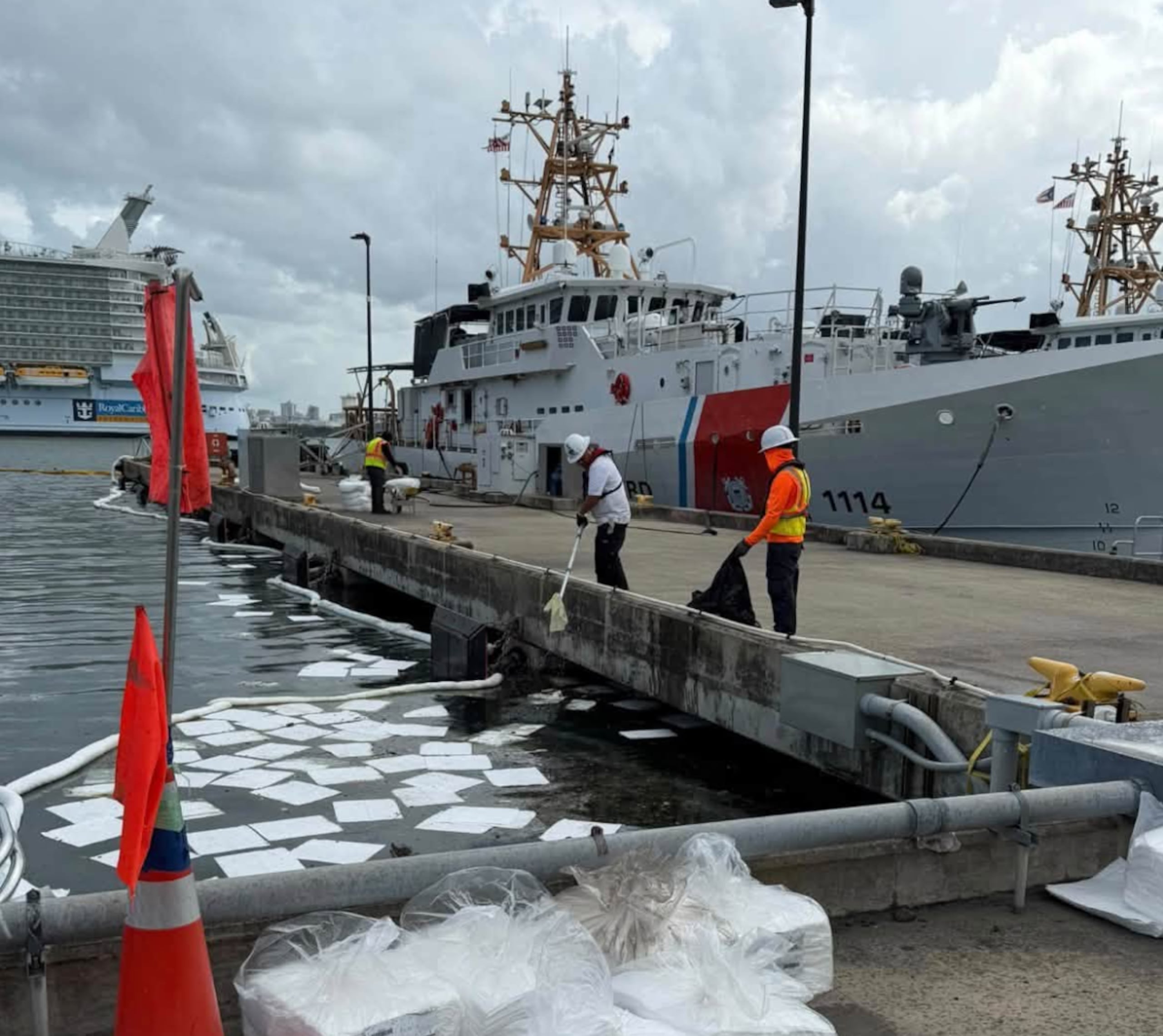 Empleados de la Guardia Costera trabajan en la limpieza de las aguas de la Bahía de San Juan, tras reportarse el derrame de diésel.