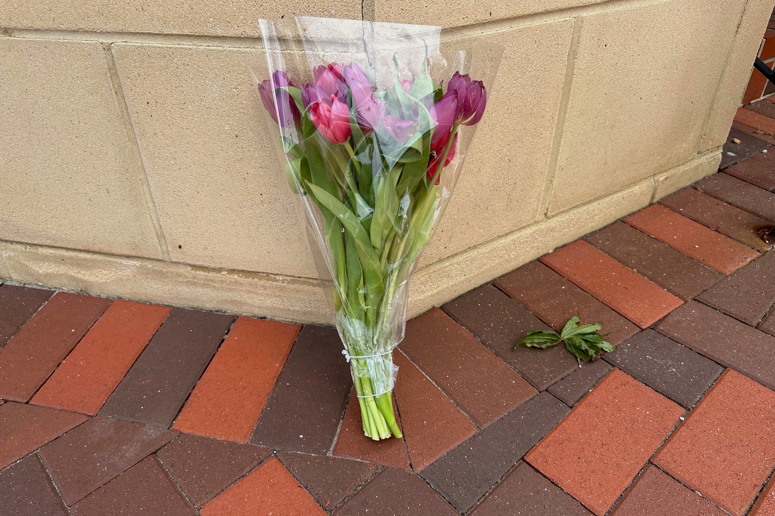 Un ramo de flores está colocado afuera de una farmacia CVS el sábado 9 de agosto de 2025, cerca del lugar donde la policía dice que un hombre disparó en la sede de los Centros para el Control y la Prevención de Enfermedades (CDC) en Atlanta.