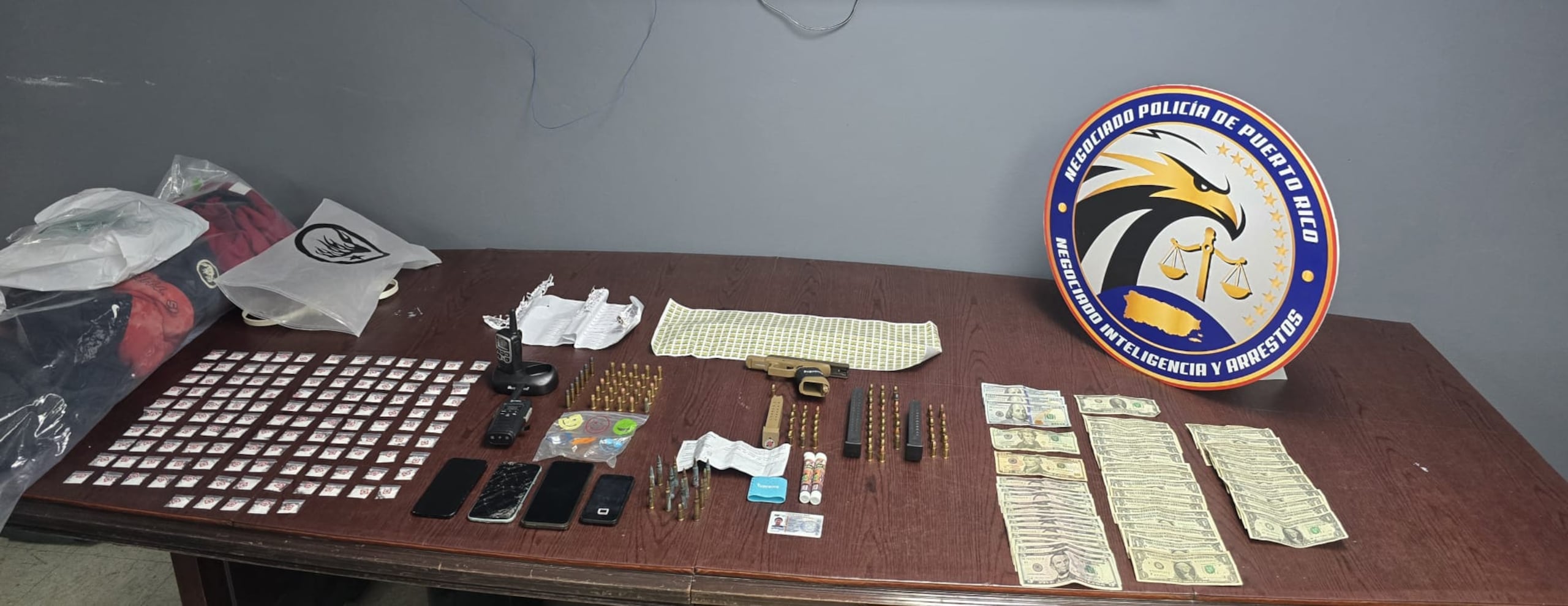 Un arma ilegal, cargadores, municiones y drogas ocupadas en un allanamiento en la barriada La Perla, en San Juan, donde arrestaron a un joven.