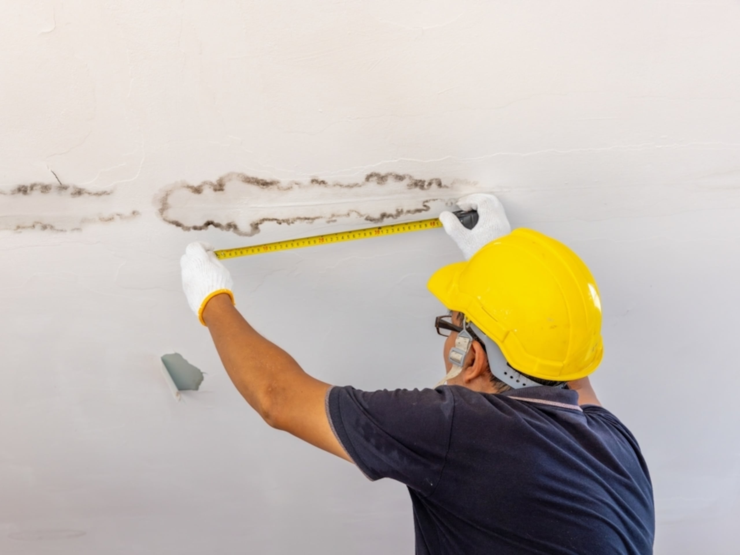 La preparación del techo requiere, junto a su limpieza, que los desagües sean adecuados y que no estén obstruidos, que la inclinación del techo sea la apropiada, que esté bien nivelado y libre de grietas.