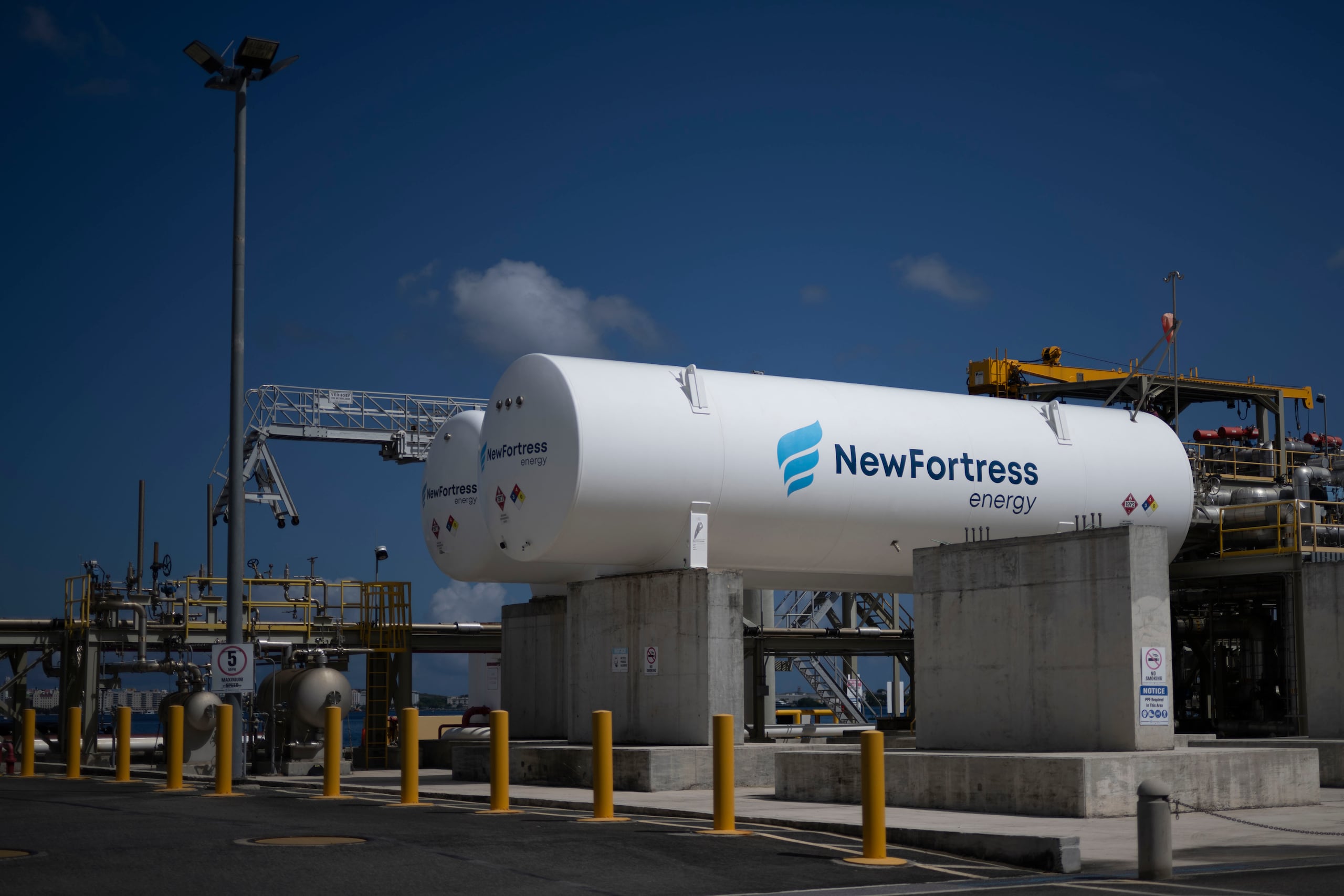 La empresa costeará dos remolcadores de apoyo en espera mientras otras embarcaciones naveguen frente a sus instalaciones.
