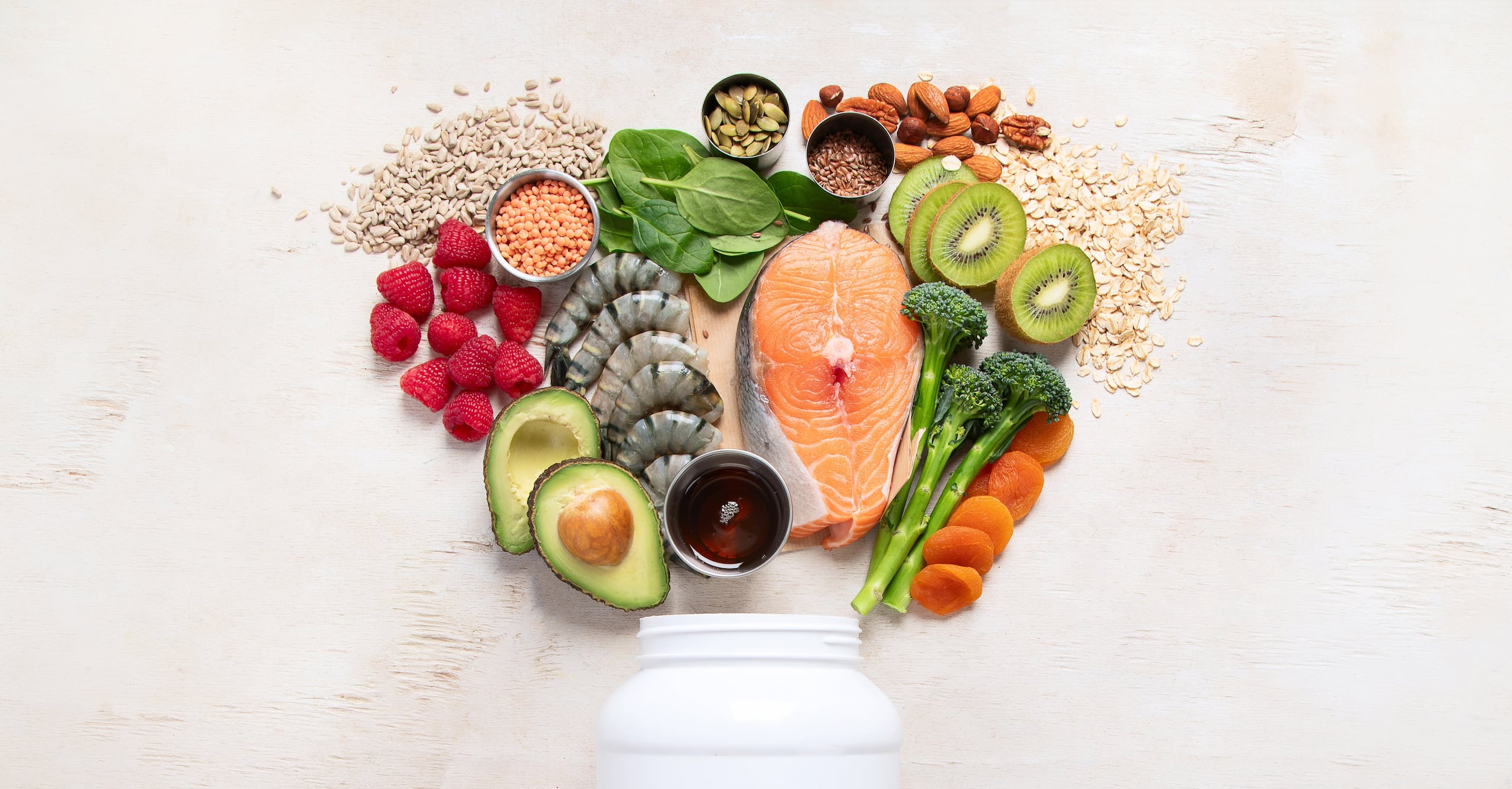 Alimentos animales como los pescados grasos, la yema de huevo y vegetales como el aguacate son apropiados para adquirir la dosis necesaria.