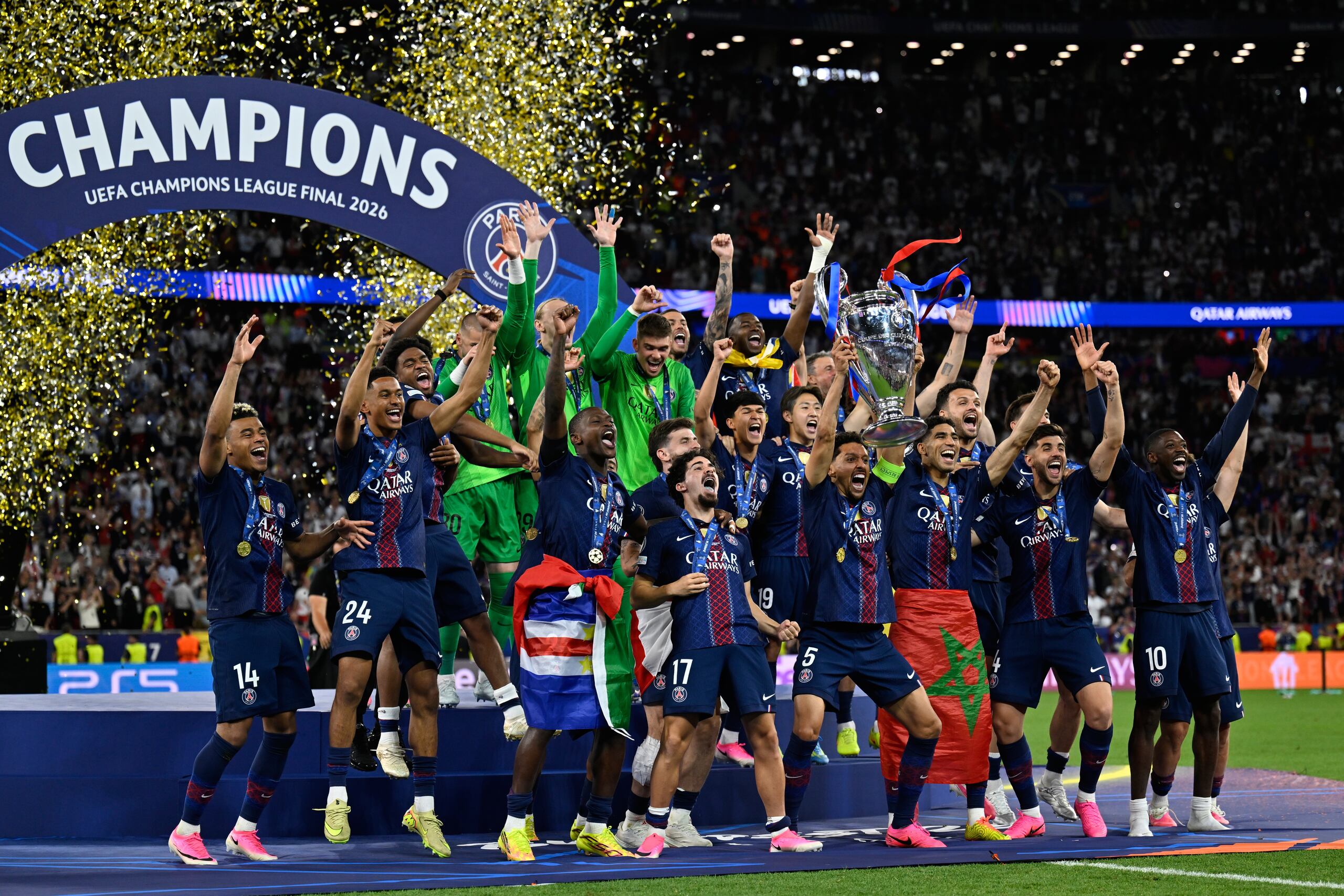 Jugadores del PSG celebran con el trofeo tras conquistar la final de la Liga de Campeones ante el Arsenal en Budapest, Hungría.