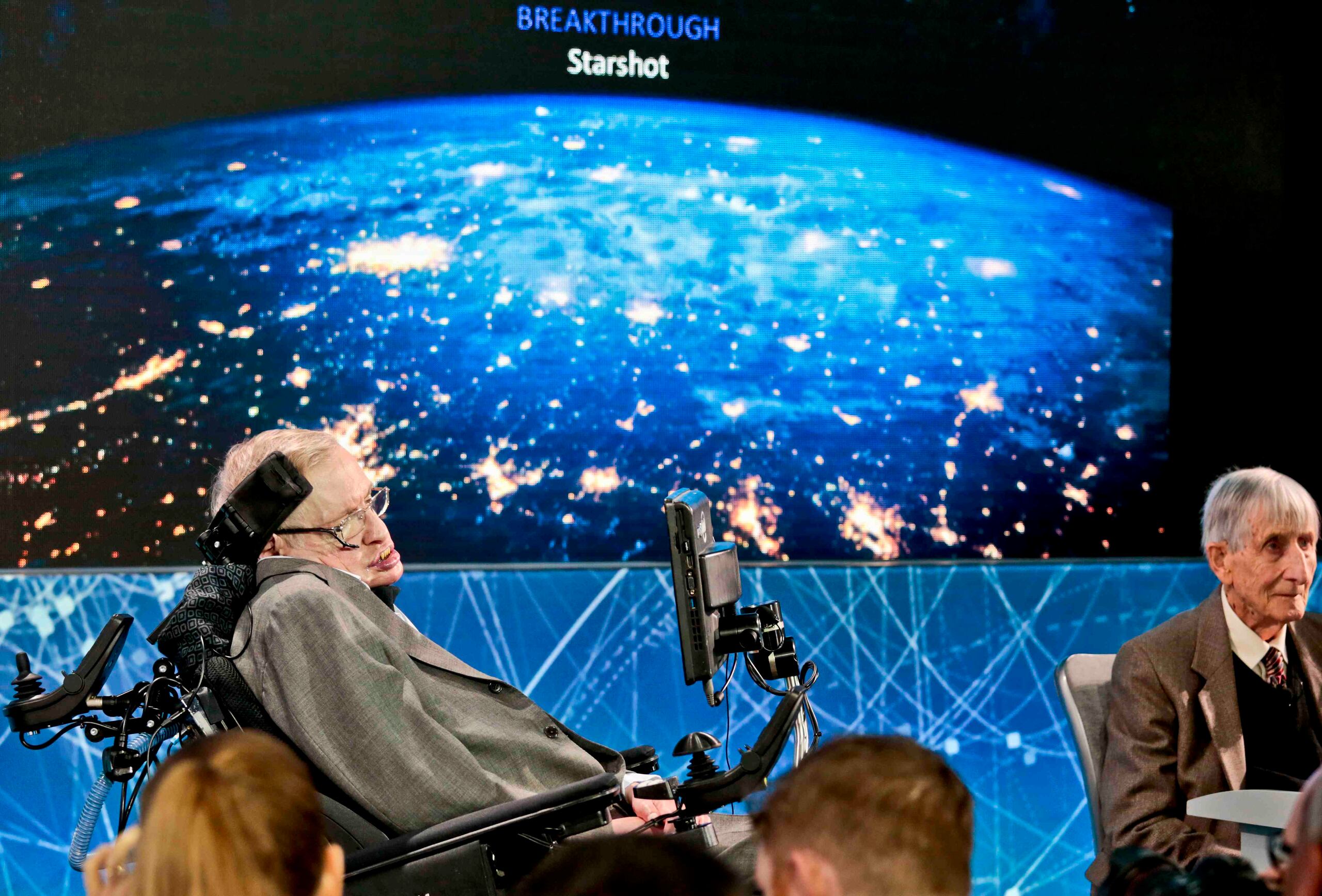 Stephen Hawking junto a un grupo de científicos anunció la iniciativa de búsqueda de vida fuera de la Tierra. (AP / Bebeto Matthews)