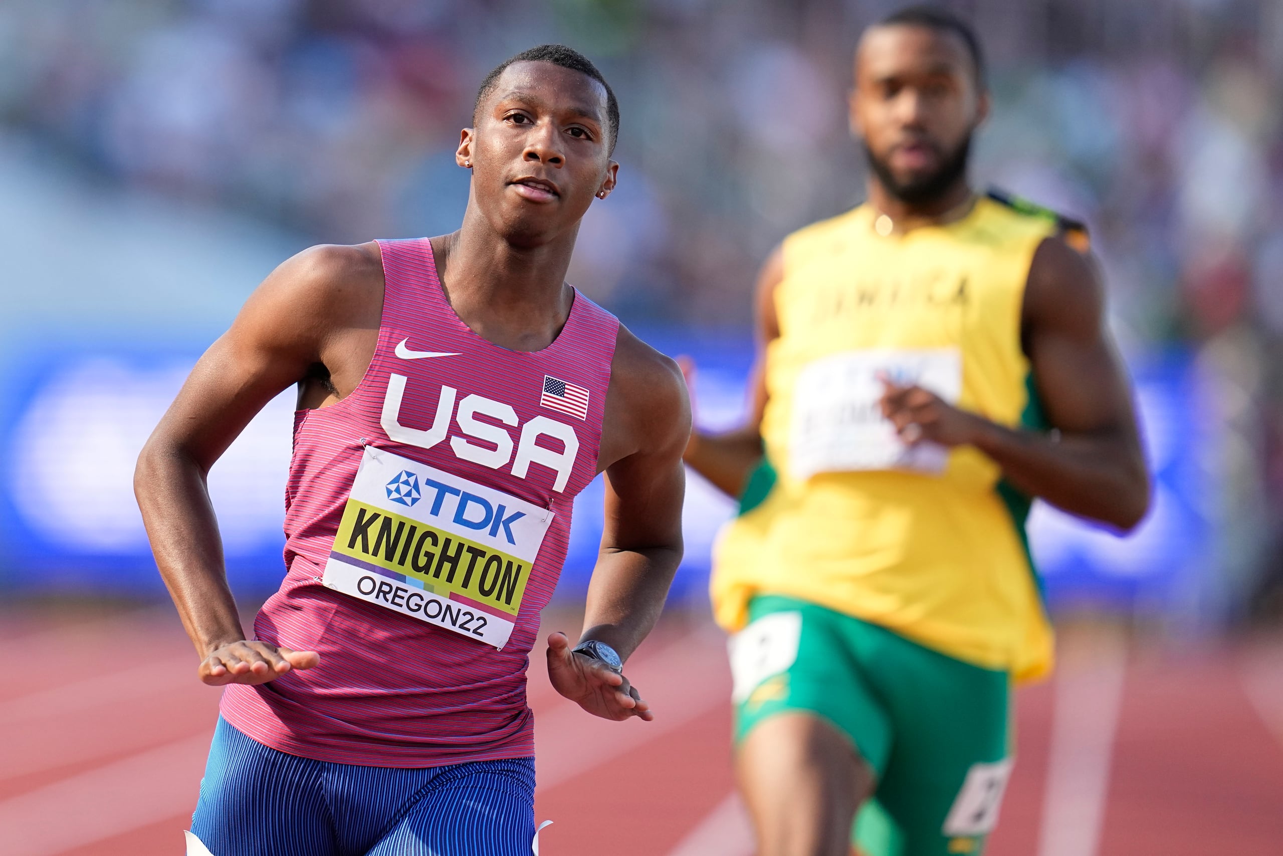 El estadounidense Erriyon Knighton gana su heat en los 200 metros en el Campeonato Mundial 2002 en Eugene, Oregon.