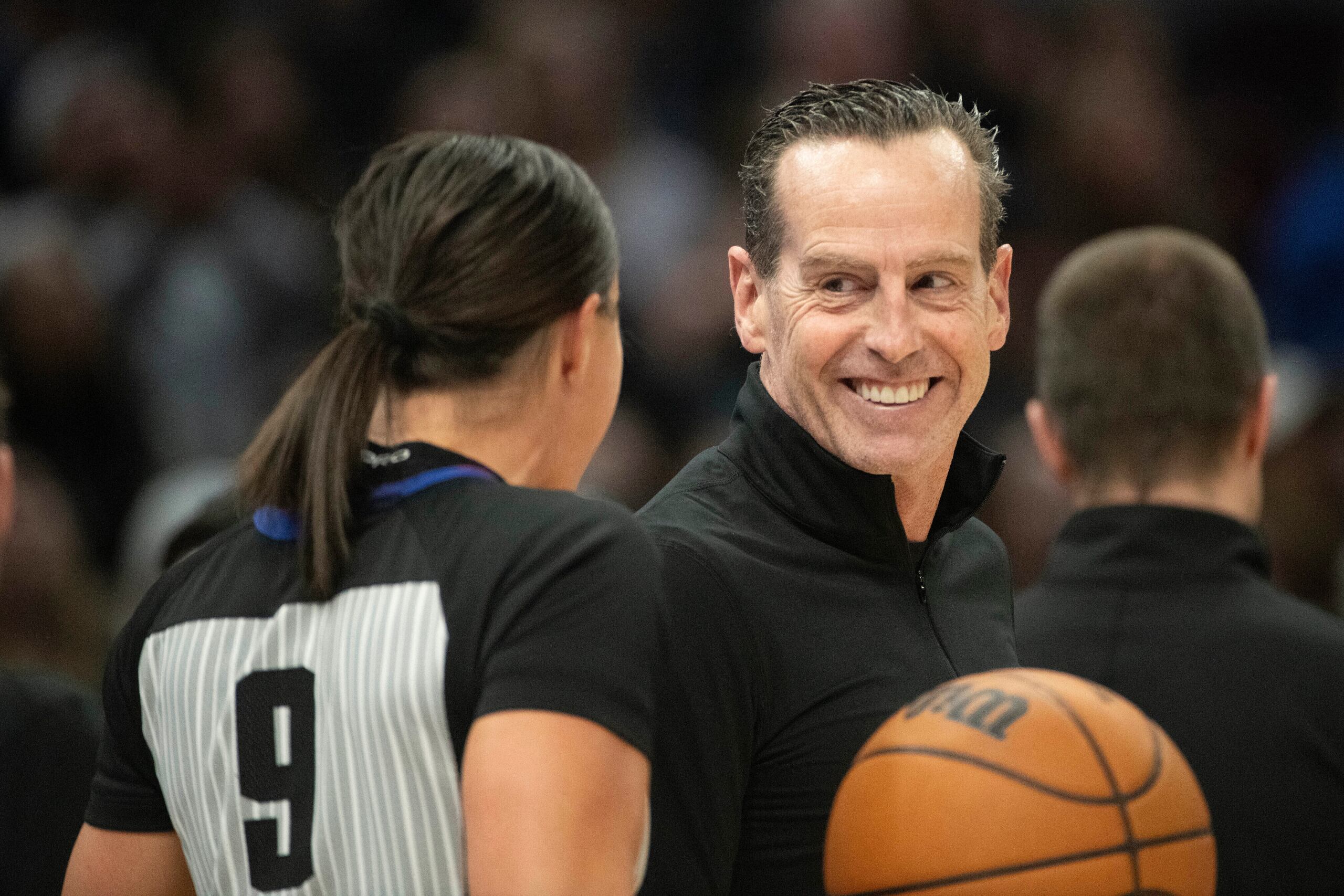 Kenny Atkinson, de los Cavaliers, luce como candidato a Dirigente del Año.