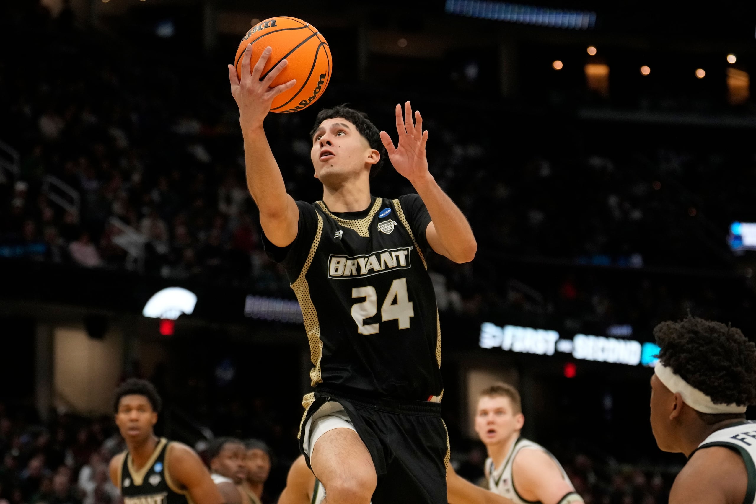 Rafael Pinzon ataca el canasto durante el partido contra Michigan State en el torneo de la NCAA.
