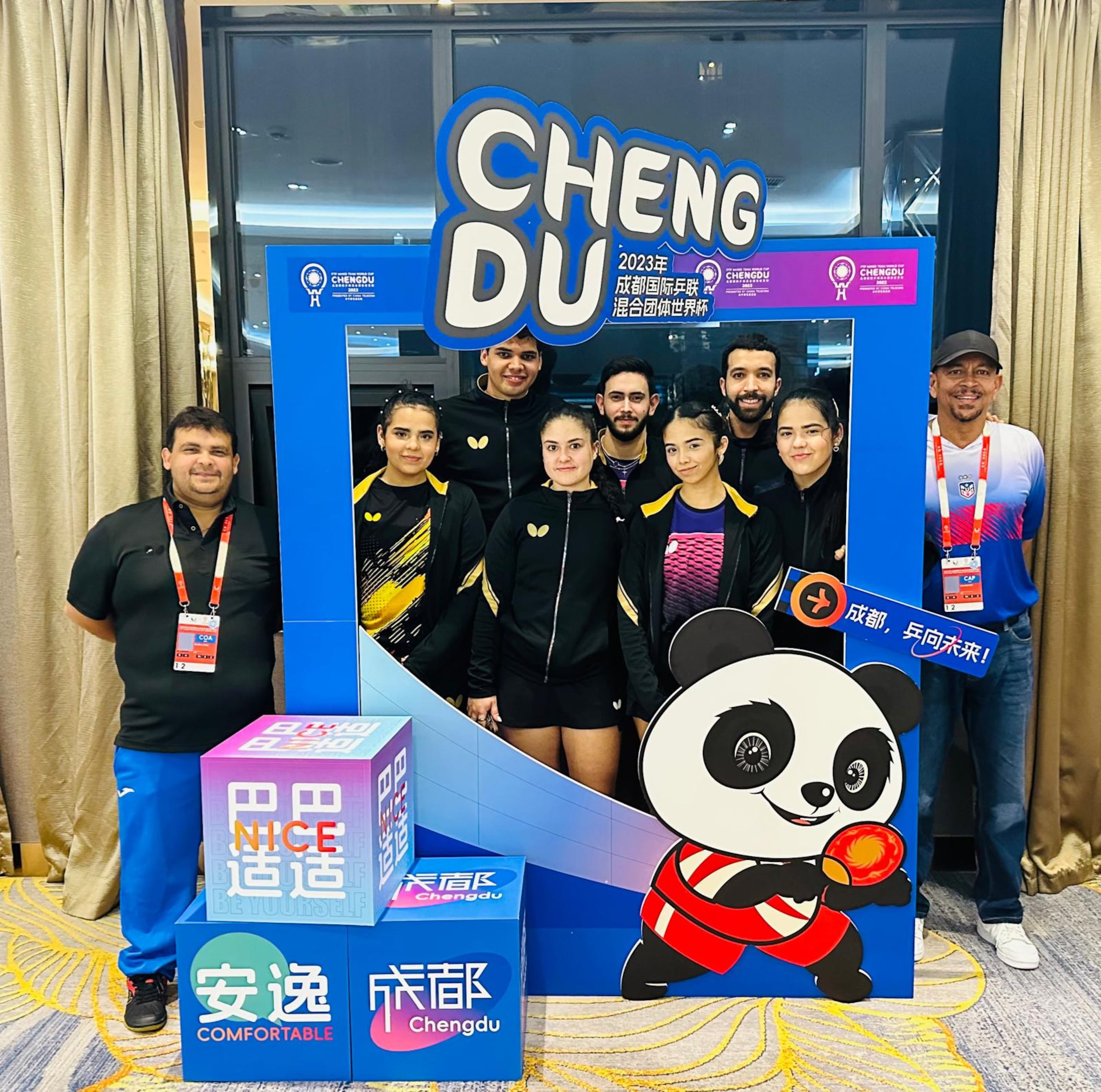 El Equipo Nacional de Tenis de Mesa mixto posa en un área para fotos en la sede del novel torneo.