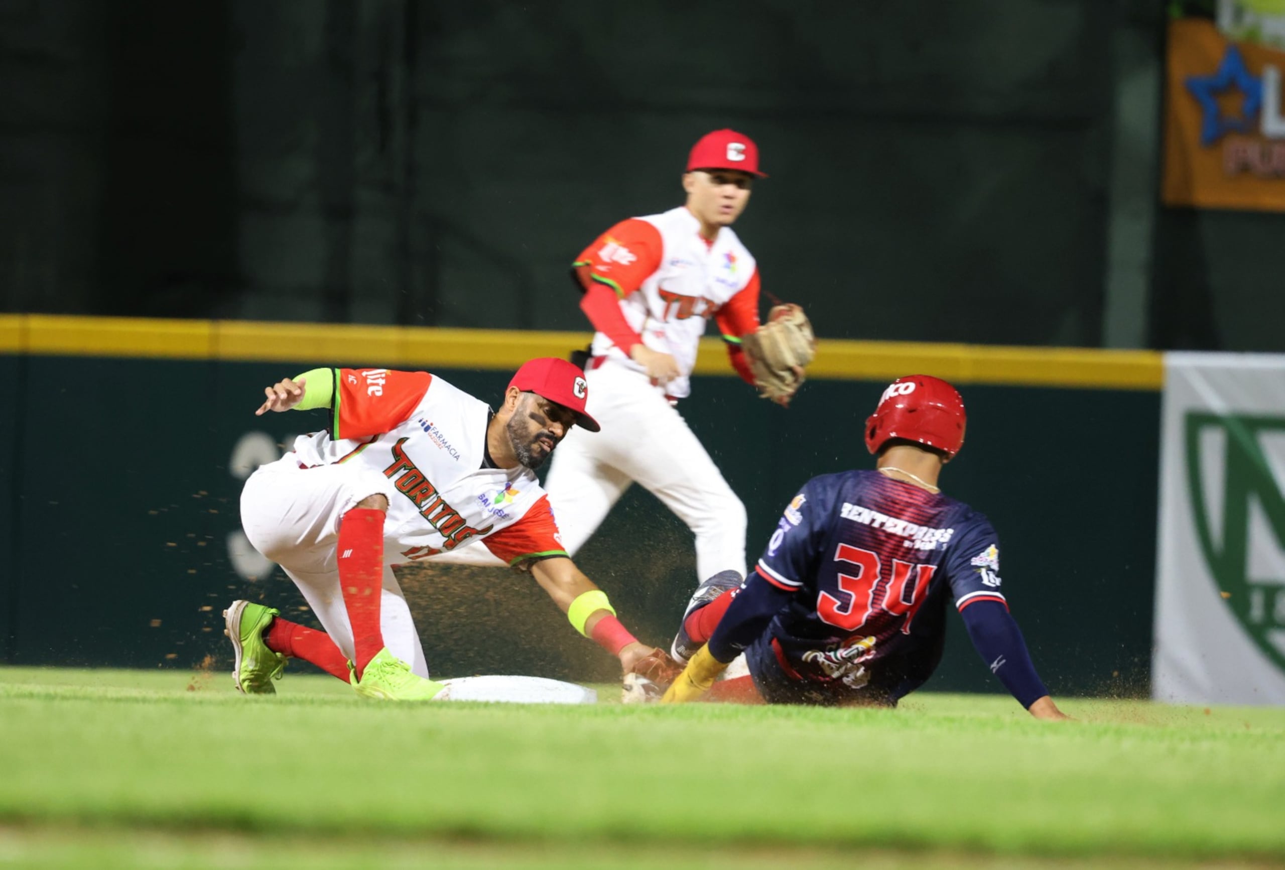 Richard González completando la jugada defensiva en la intermedia por los Toritos de Cayey.