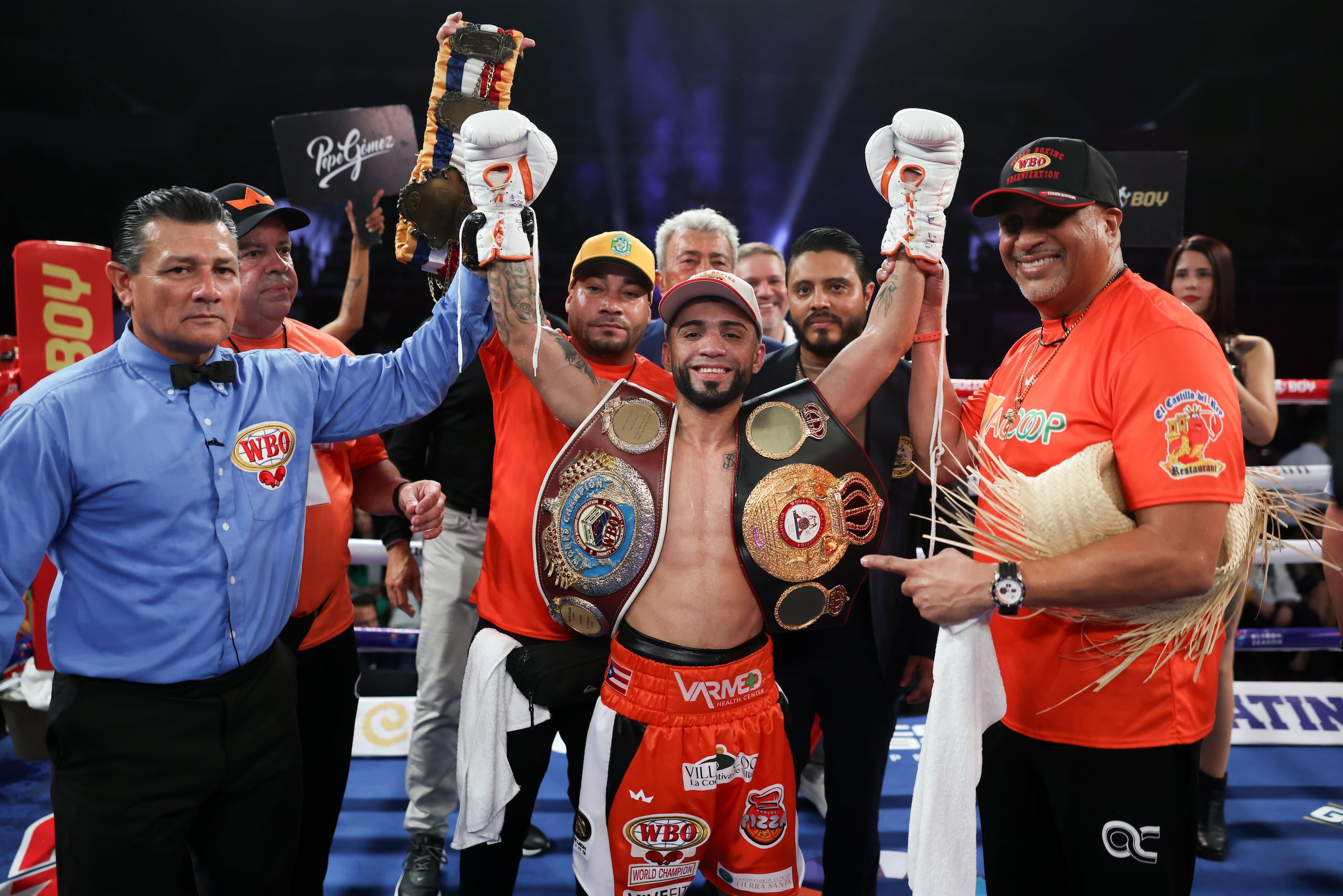 El villalbeño Oscar Collazo celebra con sus campeonatos después de vencer a Edwin “Canito” Cano Hernández por nocaut técnico.