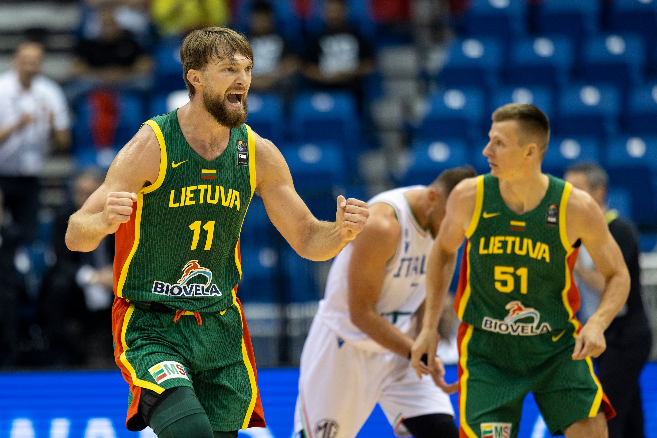 Domantas Sabonis celebra durante el partido de Lituania contra Italia.