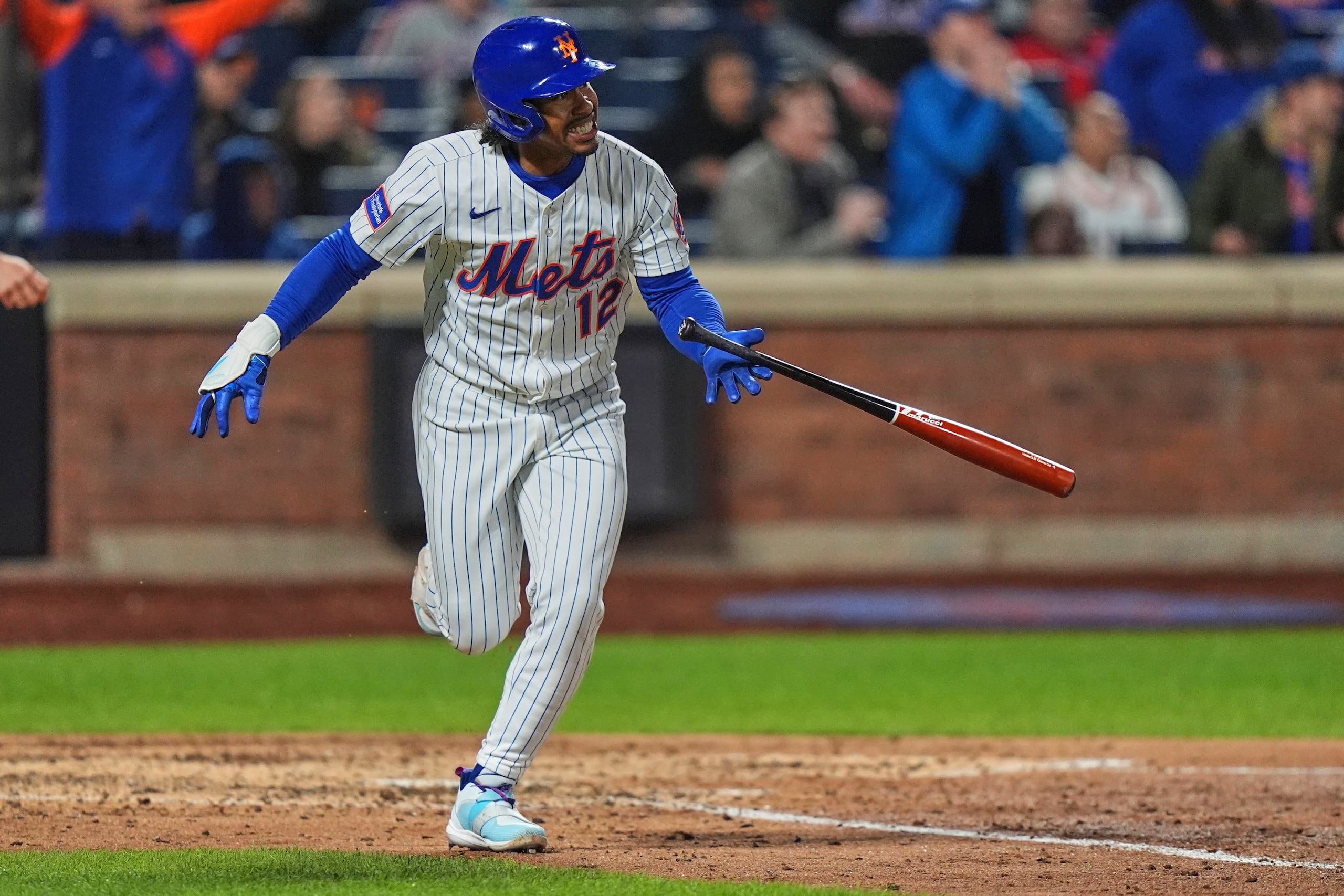 Francisco Lindor (12), de los Mets de Nueva York, reacciona mientras comienza a correr las bases después de batear un cuadrangular de tres carreras durante la séptima entrada del juego de béisbol de Grandes Ligas frente a los Filis de Filadelfia, el lunes 21 de abril de 2025, en Nueva York. (AP Foto/Frank Franklin II)